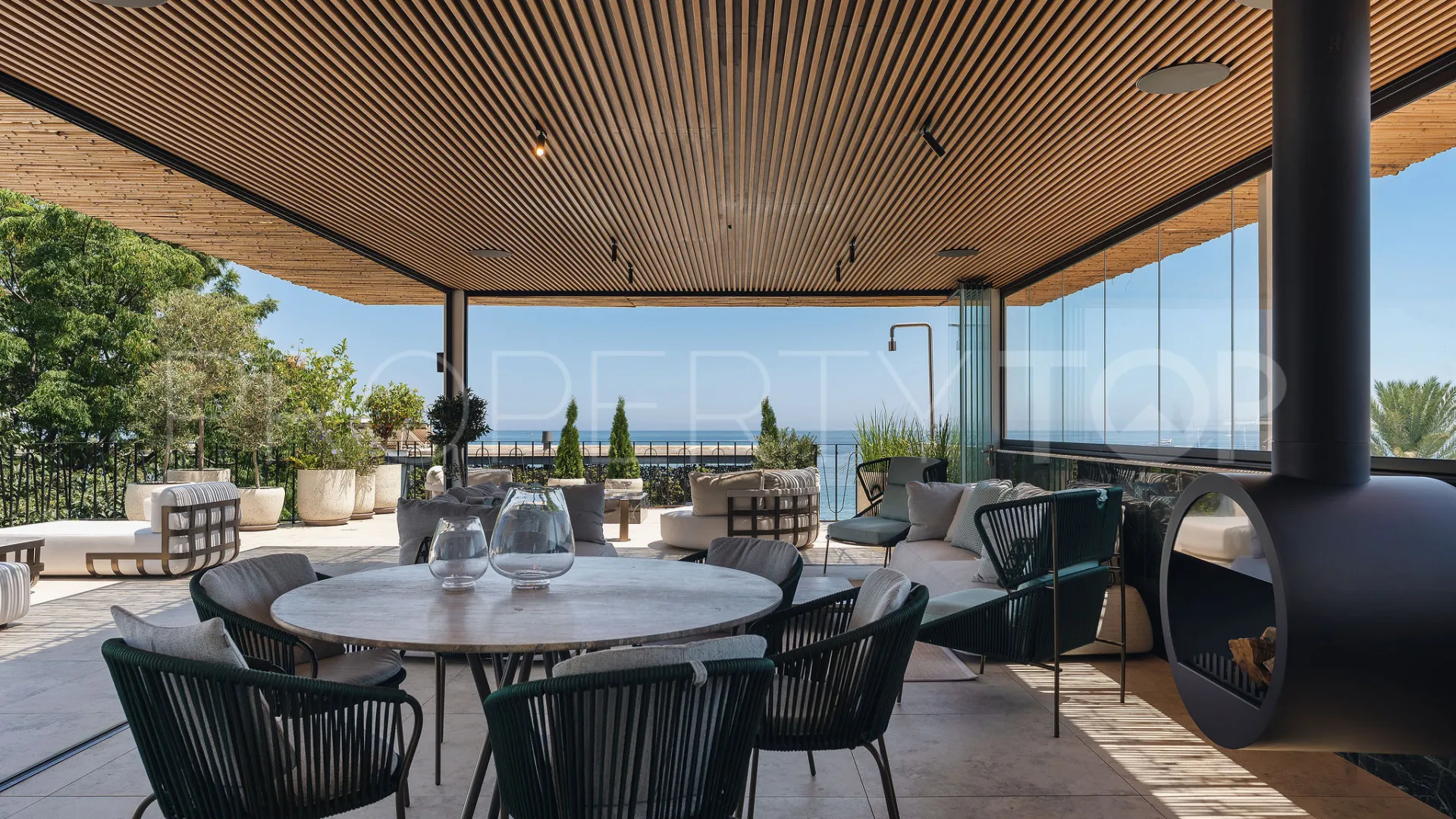 Buy 4 bedrooms villa in Puente Romano