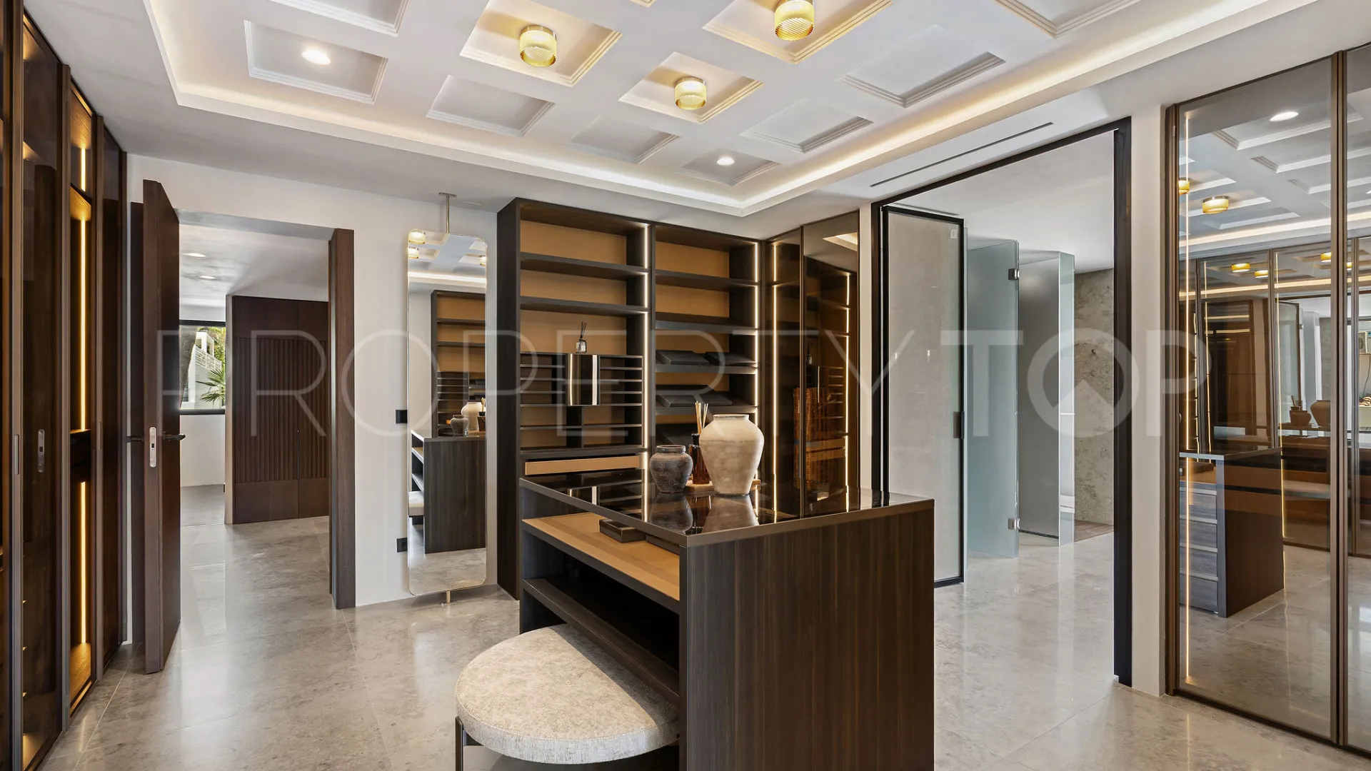 Buy 4 bedrooms villa in Puente Romano
