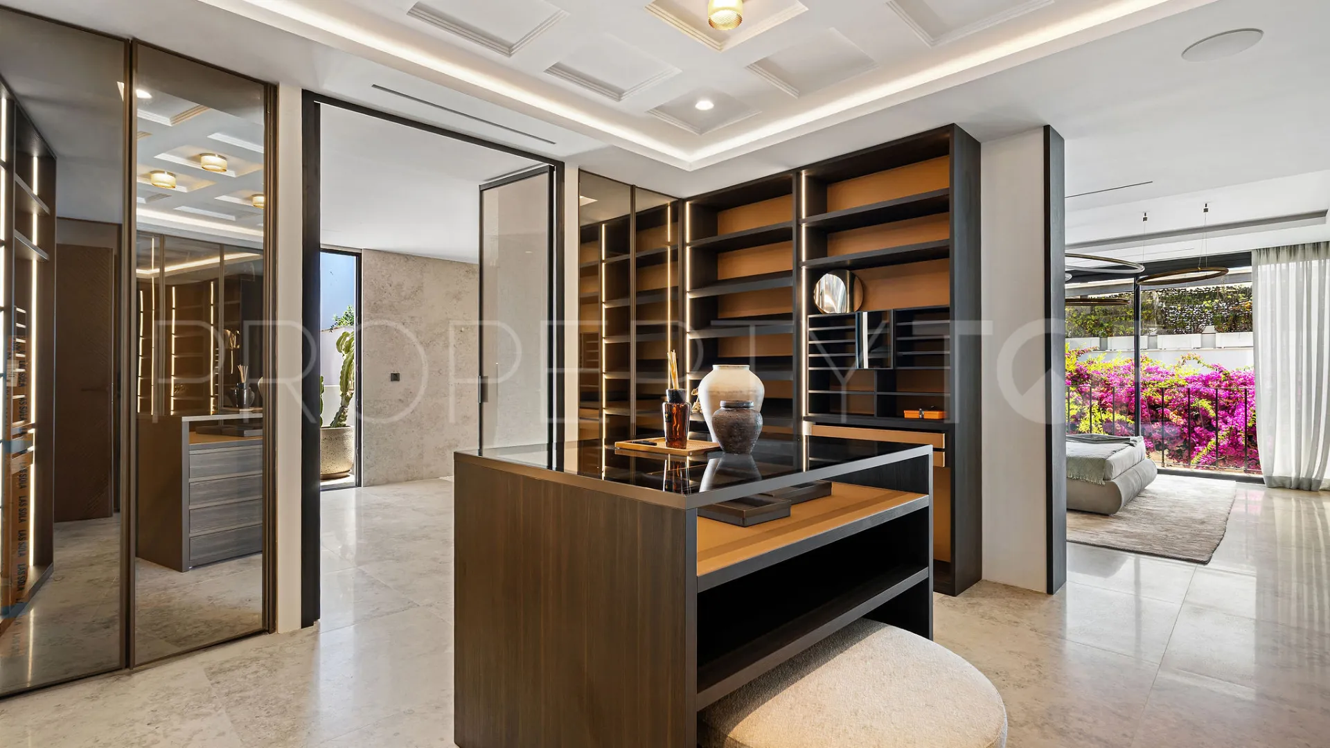 Buy 4 bedrooms villa in Puente Romano