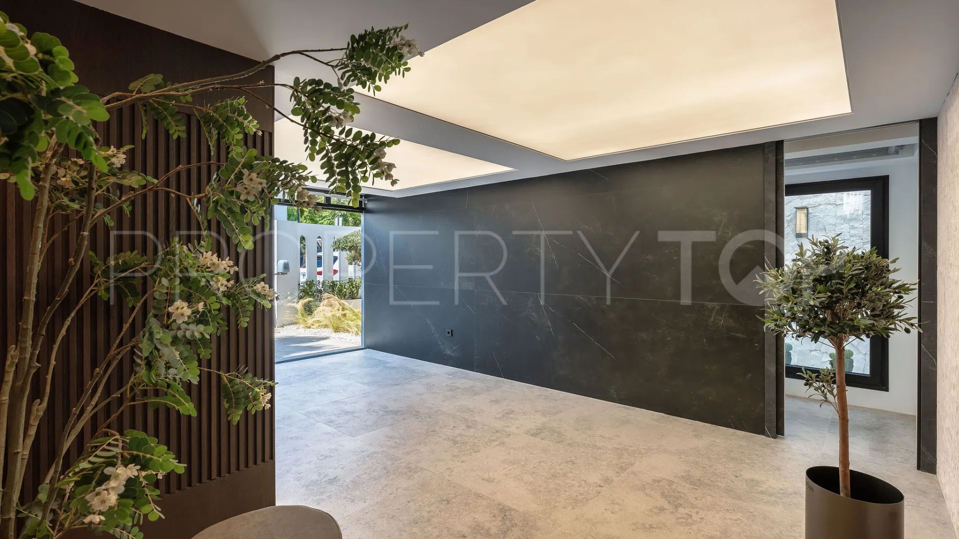 Buy 4 bedrooms villa in Puente Romano