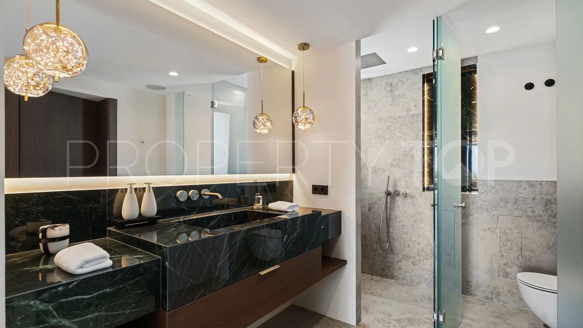 Buy 4 bedrooms villa in Puente Romano