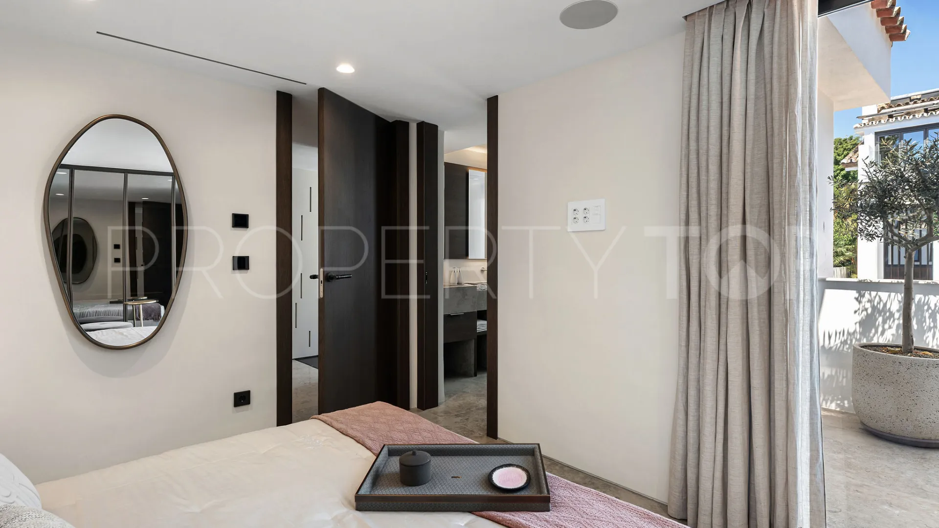 Buy 4 bedrooms villa in Puente Romano