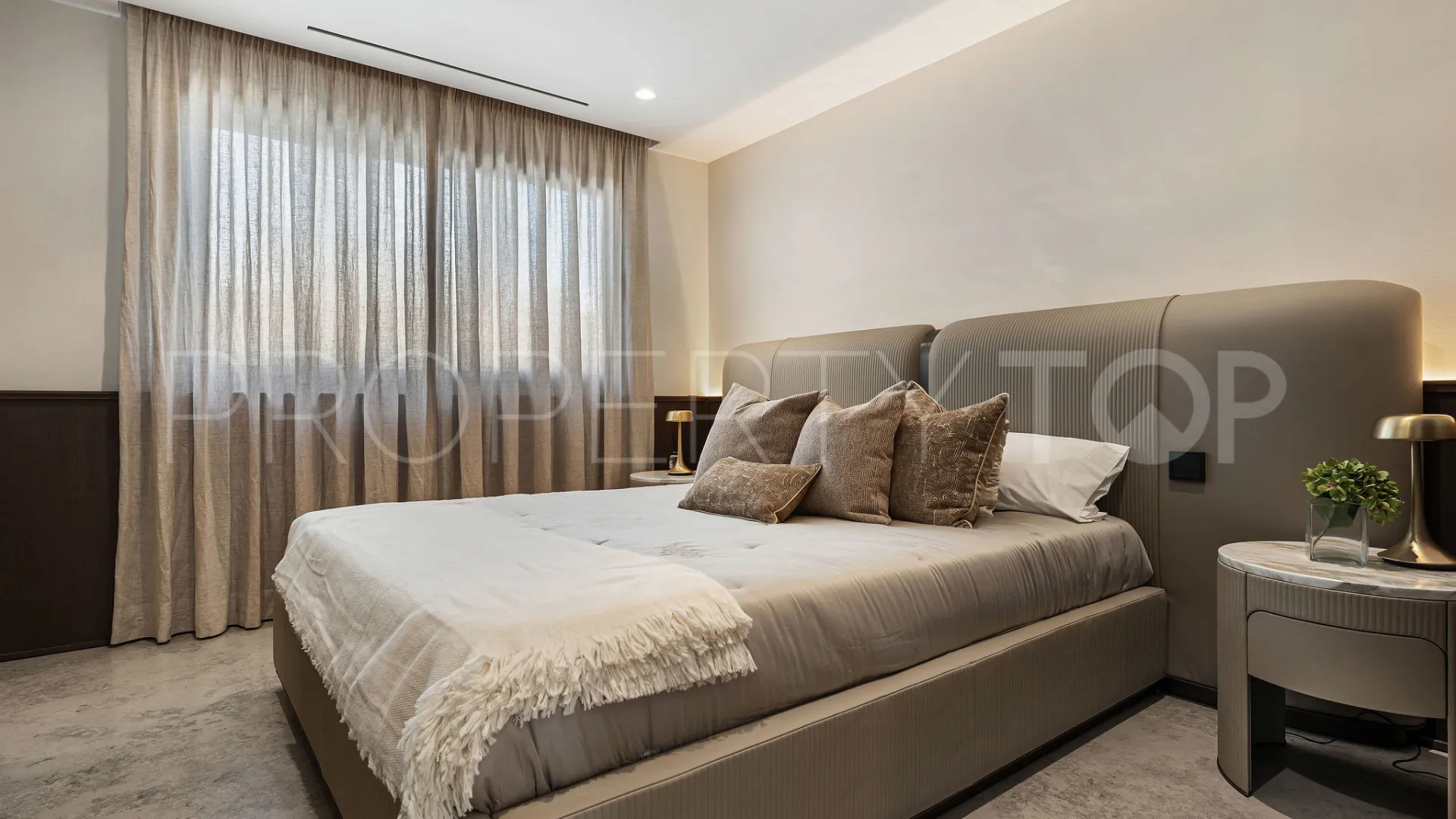 Buy 4 bedrooms villa in Puente Romano