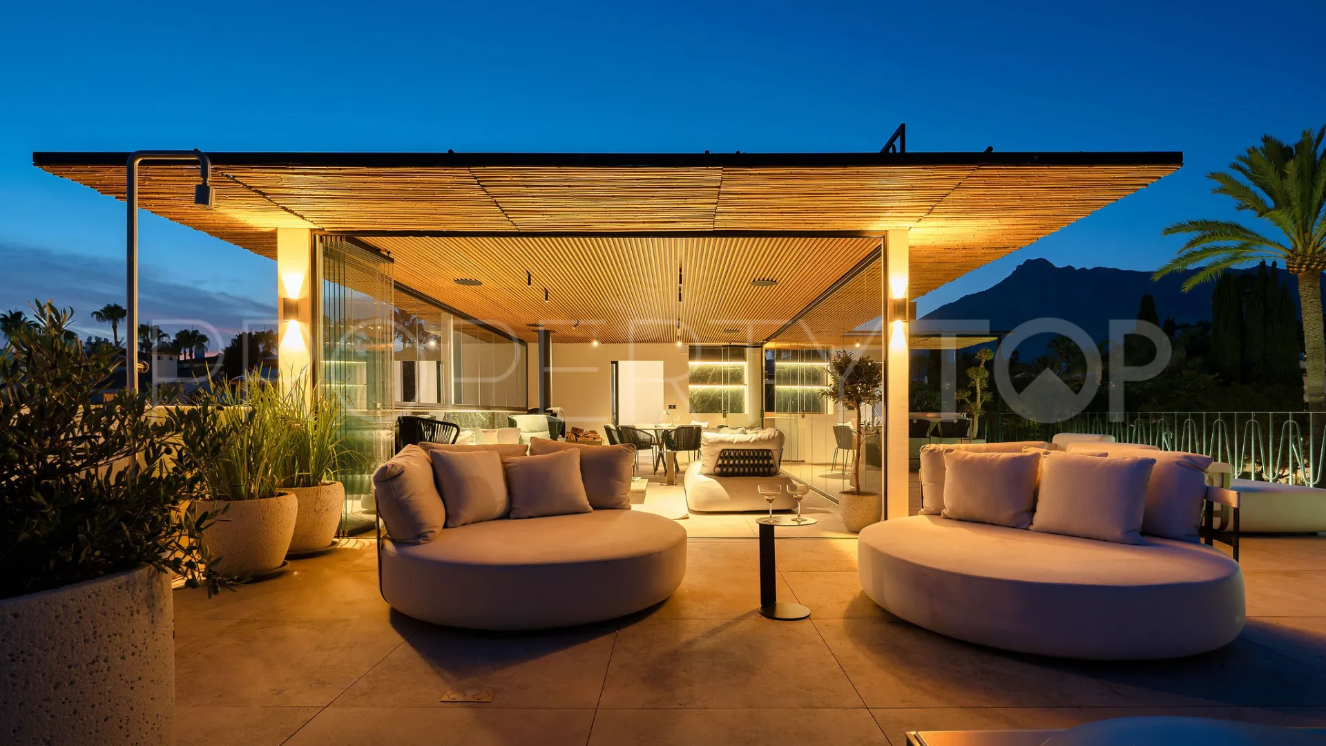 Buy 4 bedrooms villa in Puente Romano