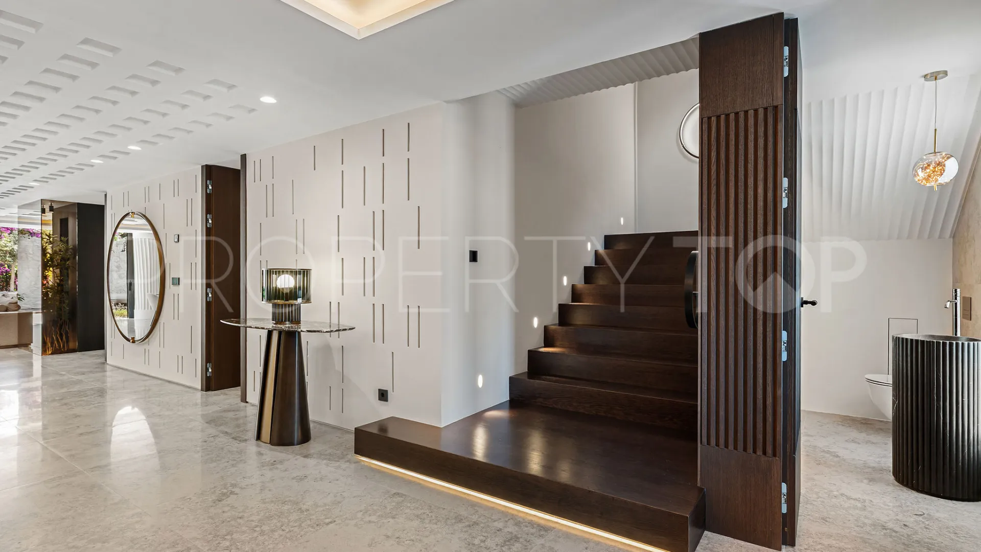 Buy 4 bedrooms villa in Puente Romano