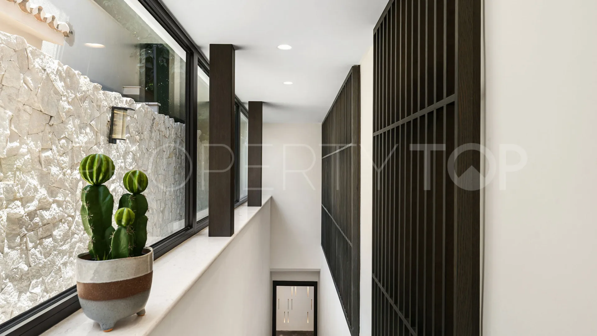 Buy 4 bedrooms villa in Puente Romano