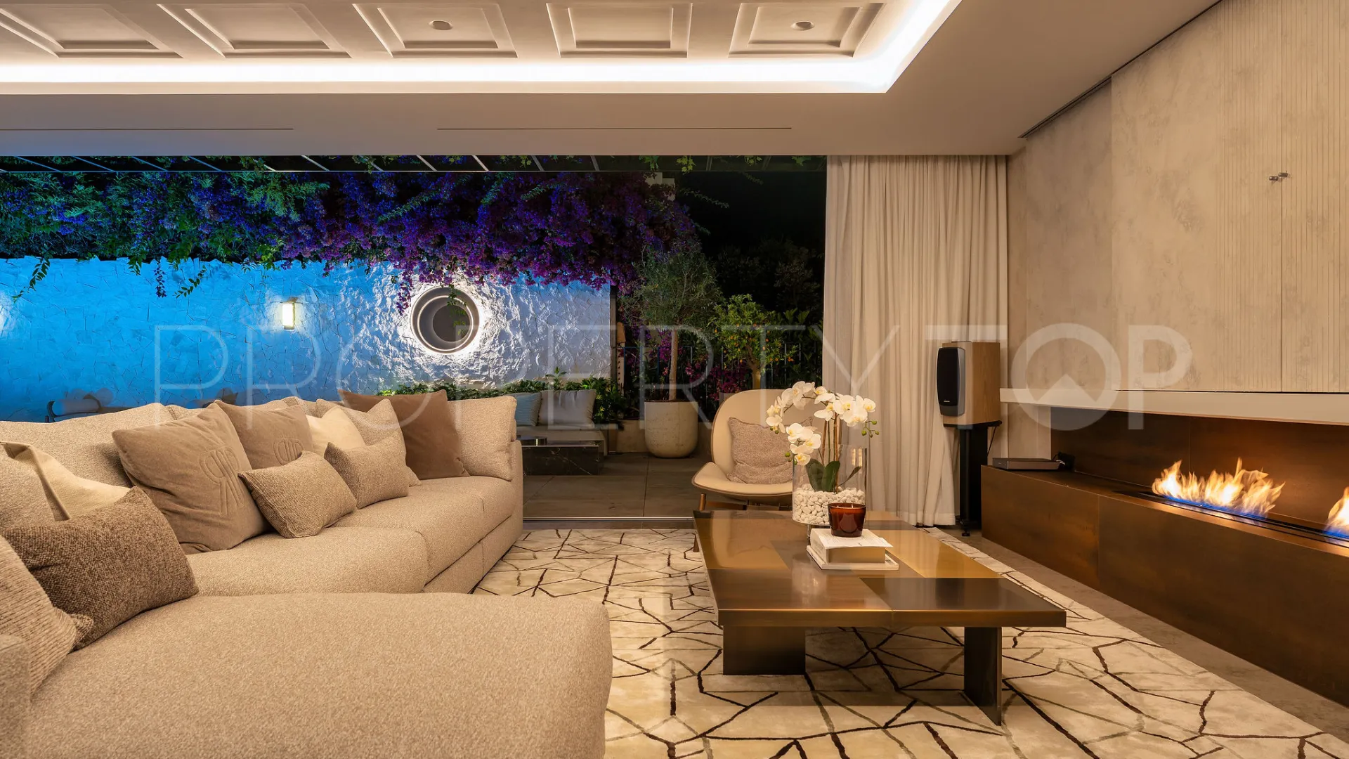 Buy 4 bedrooms villa in Puente Romano