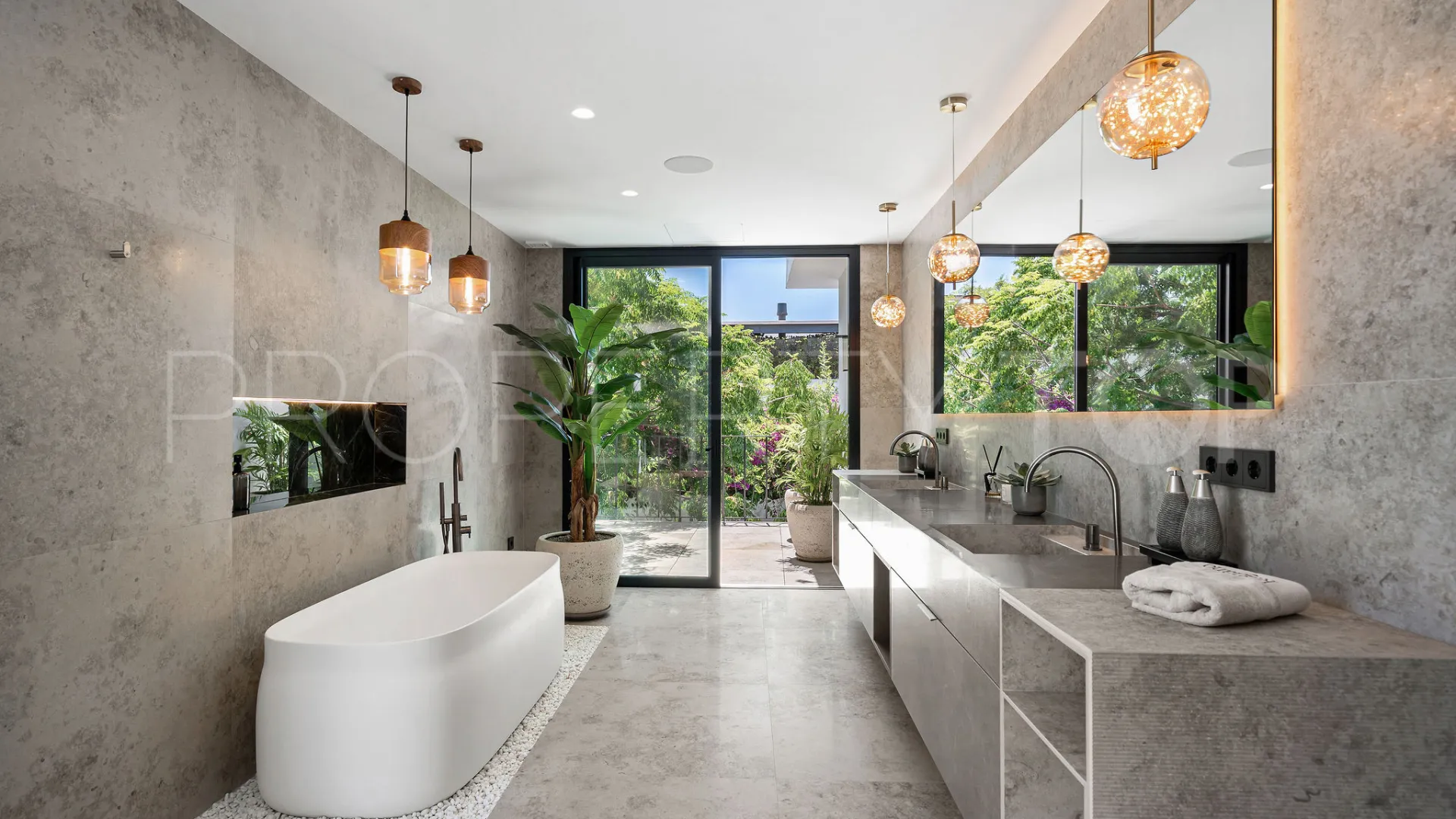 Buy 4 bedrooms villa in Puente Romano