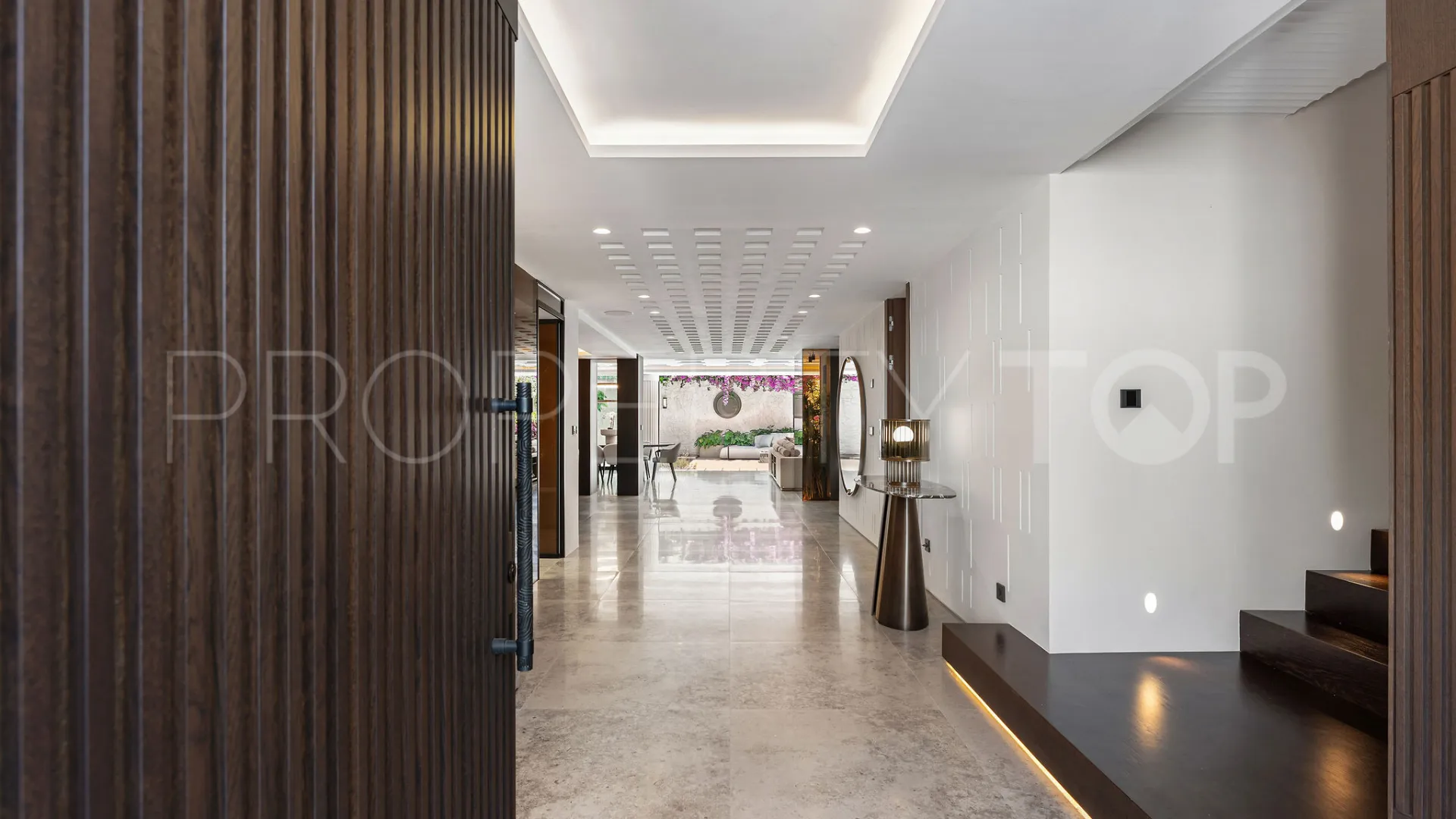 Buy 4 bedrooms villa in Puente Romano
