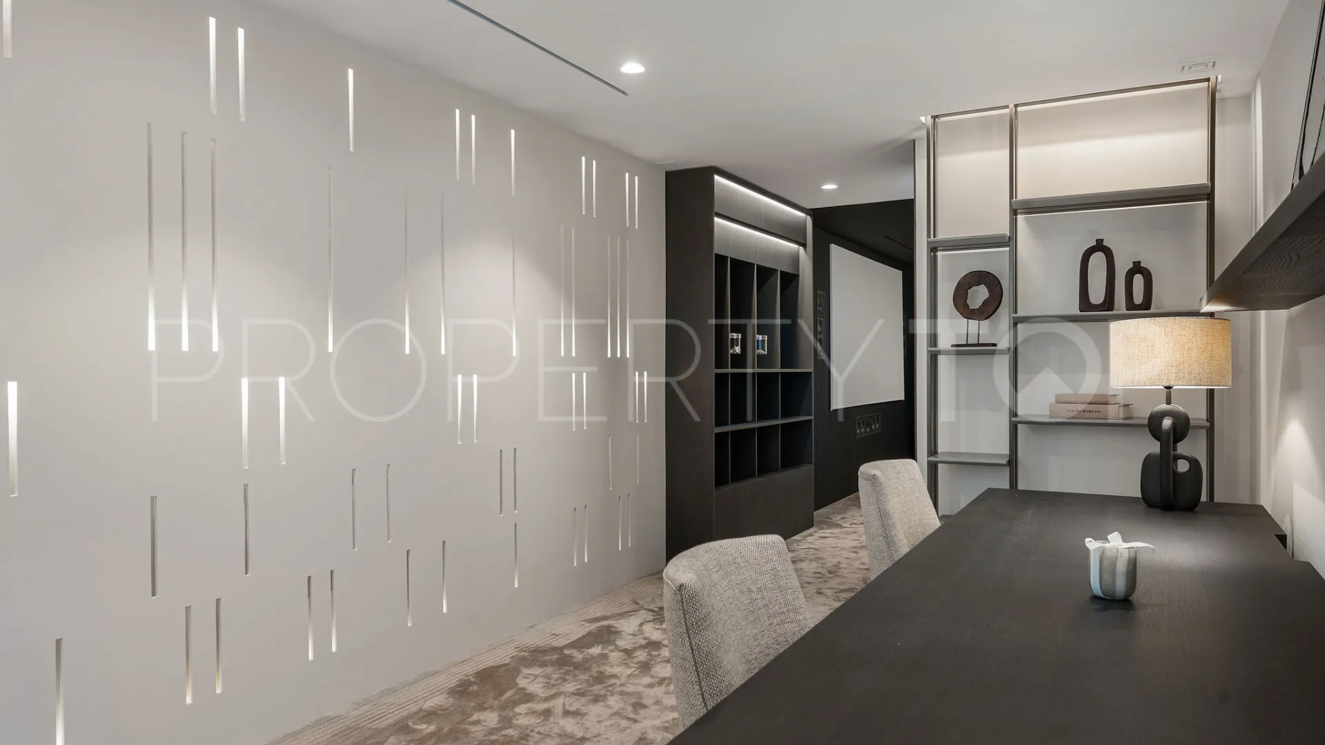 Buy 4 bedrooms villa in Puente Romano