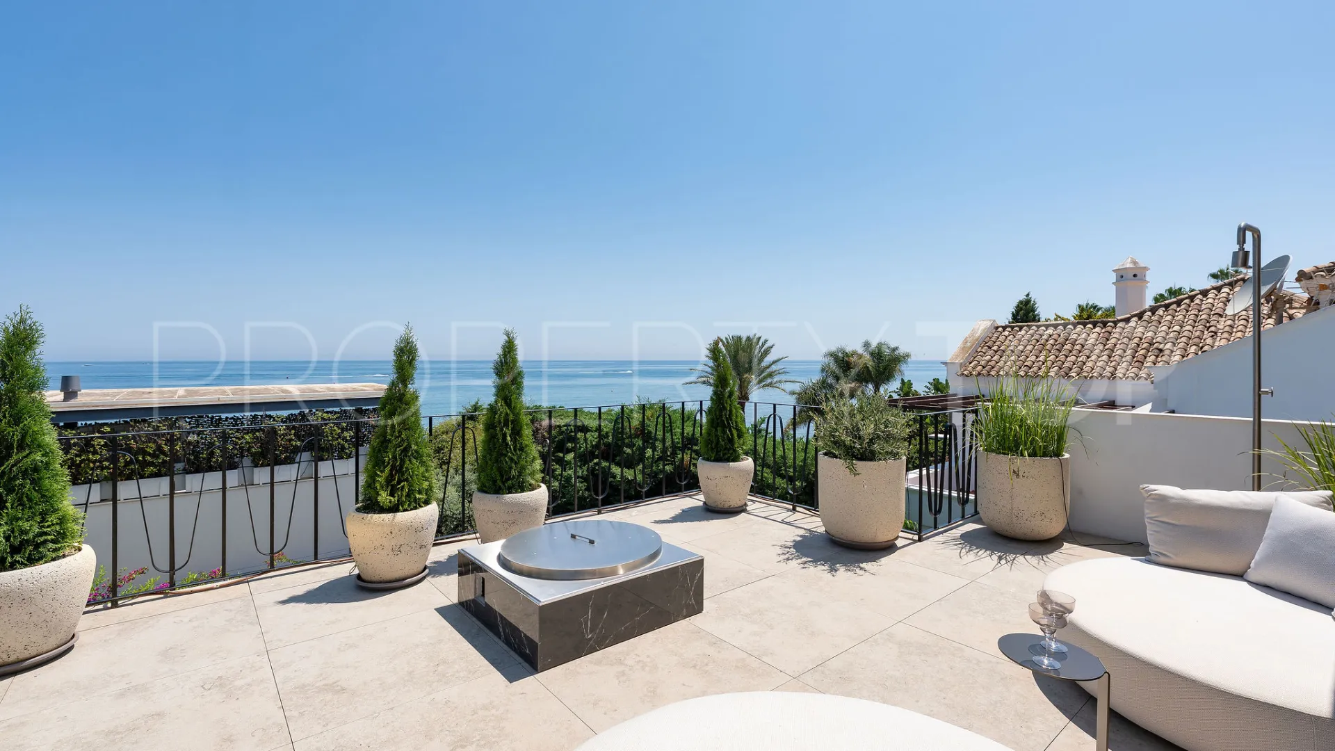 Buy 4 bedrooms villa in Puente Romano