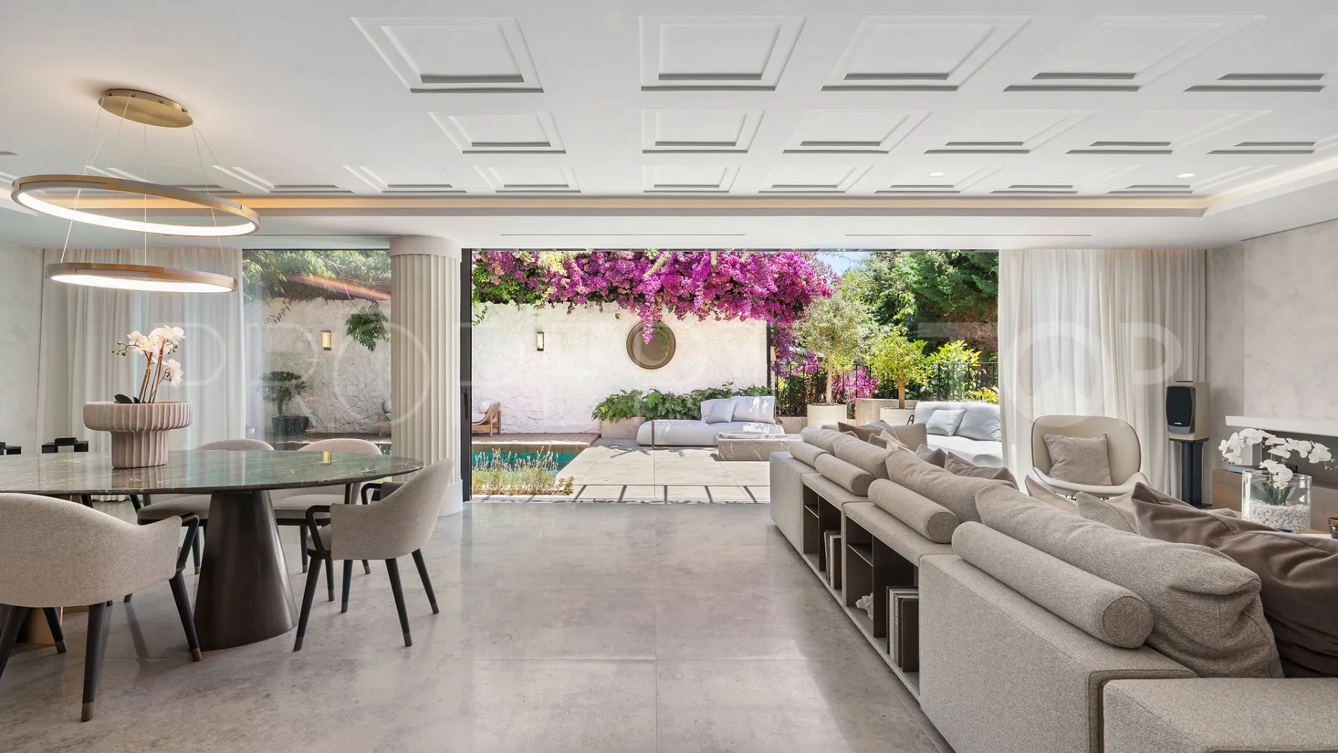 Buy 4 bedrooms villa in Puente Romano