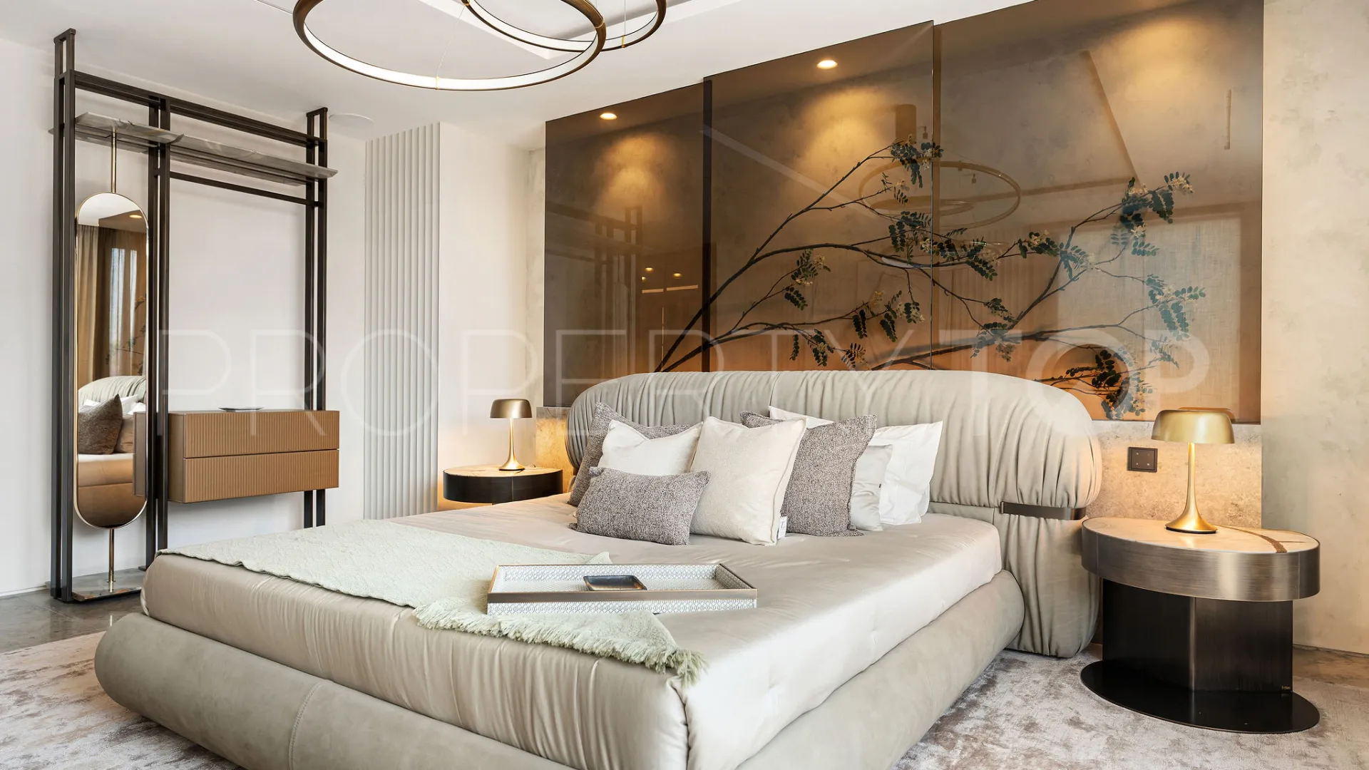 Buy 4 bedrooms villa in Puente Romano
