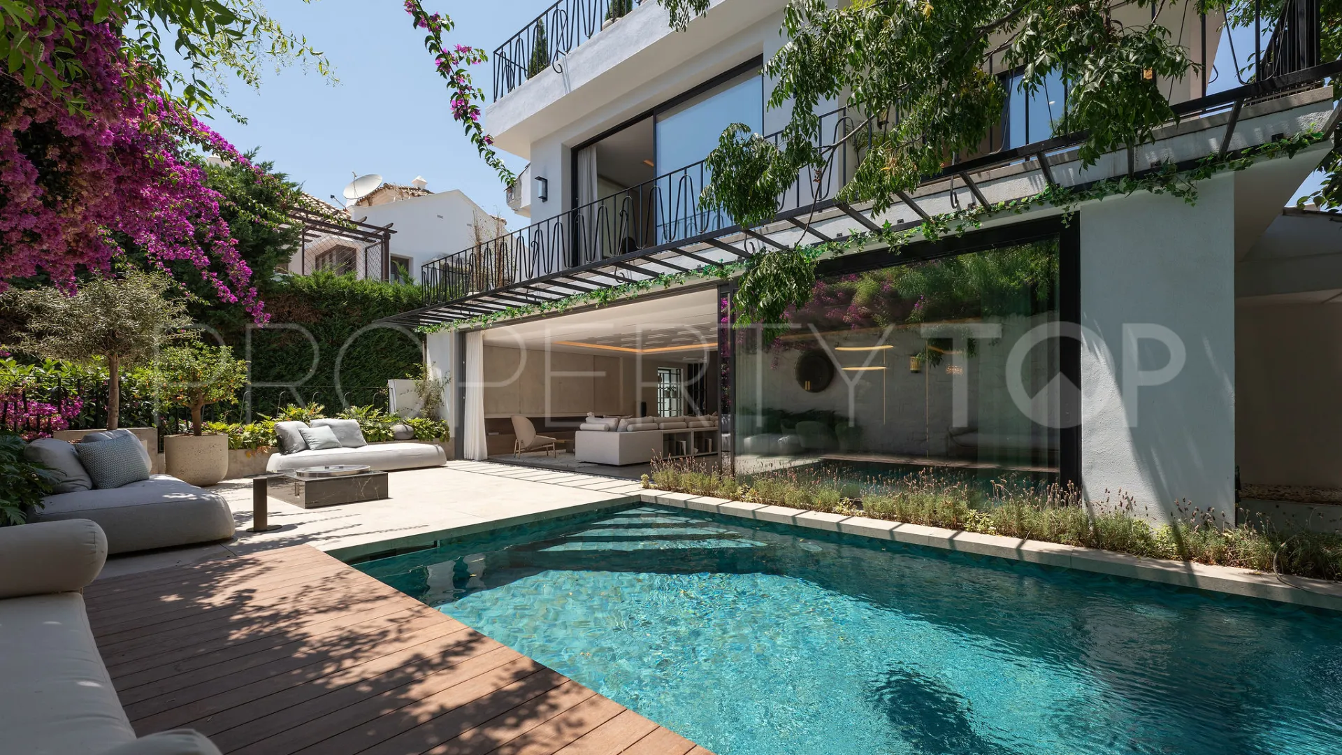 Buy 4 bedrooms villa in Puente Romano