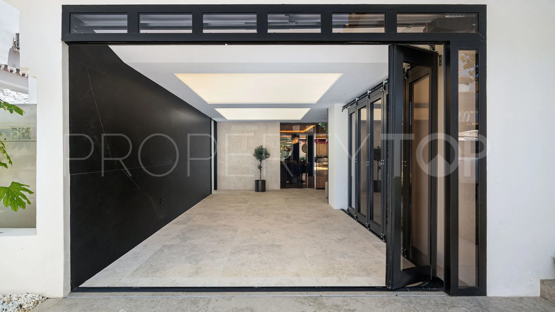 Buy 4 bedrooms villa in Puente Romano