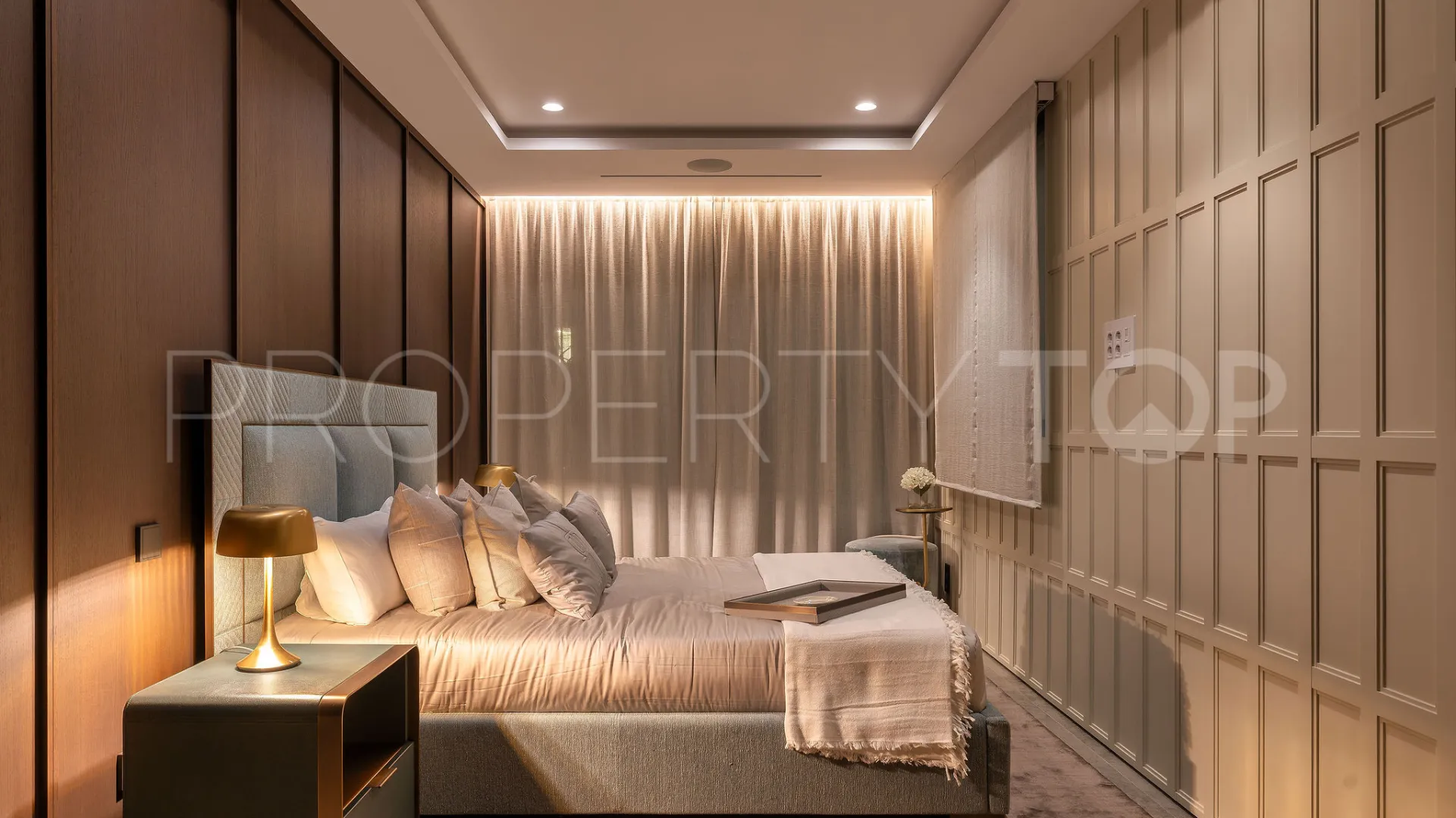 Buy 4 bedrooms villa in Puente Romano