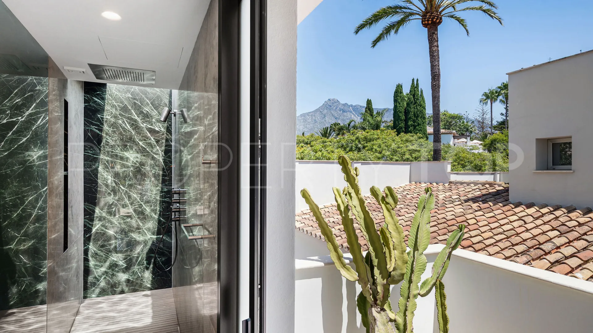 Buy 4 bedrooms villa in Puente Romano