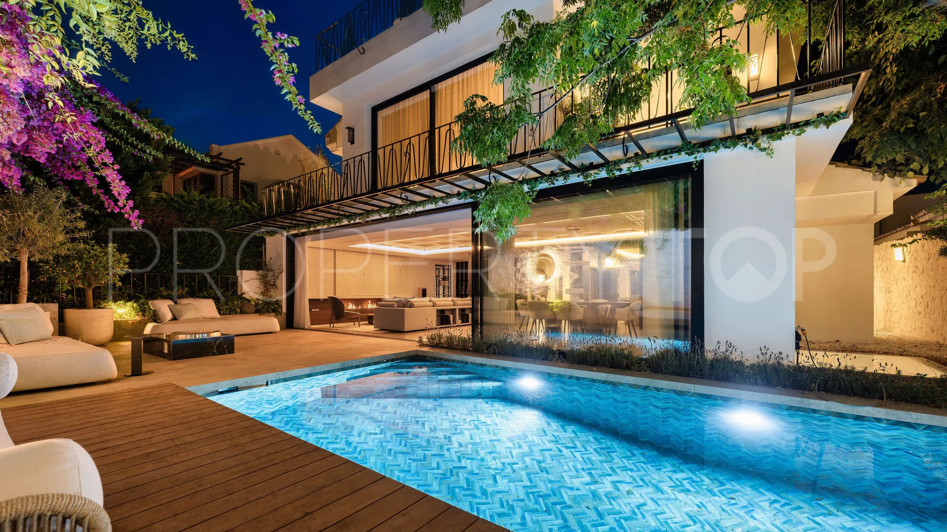 Buy 4 bedrooms villa in Puente Romano