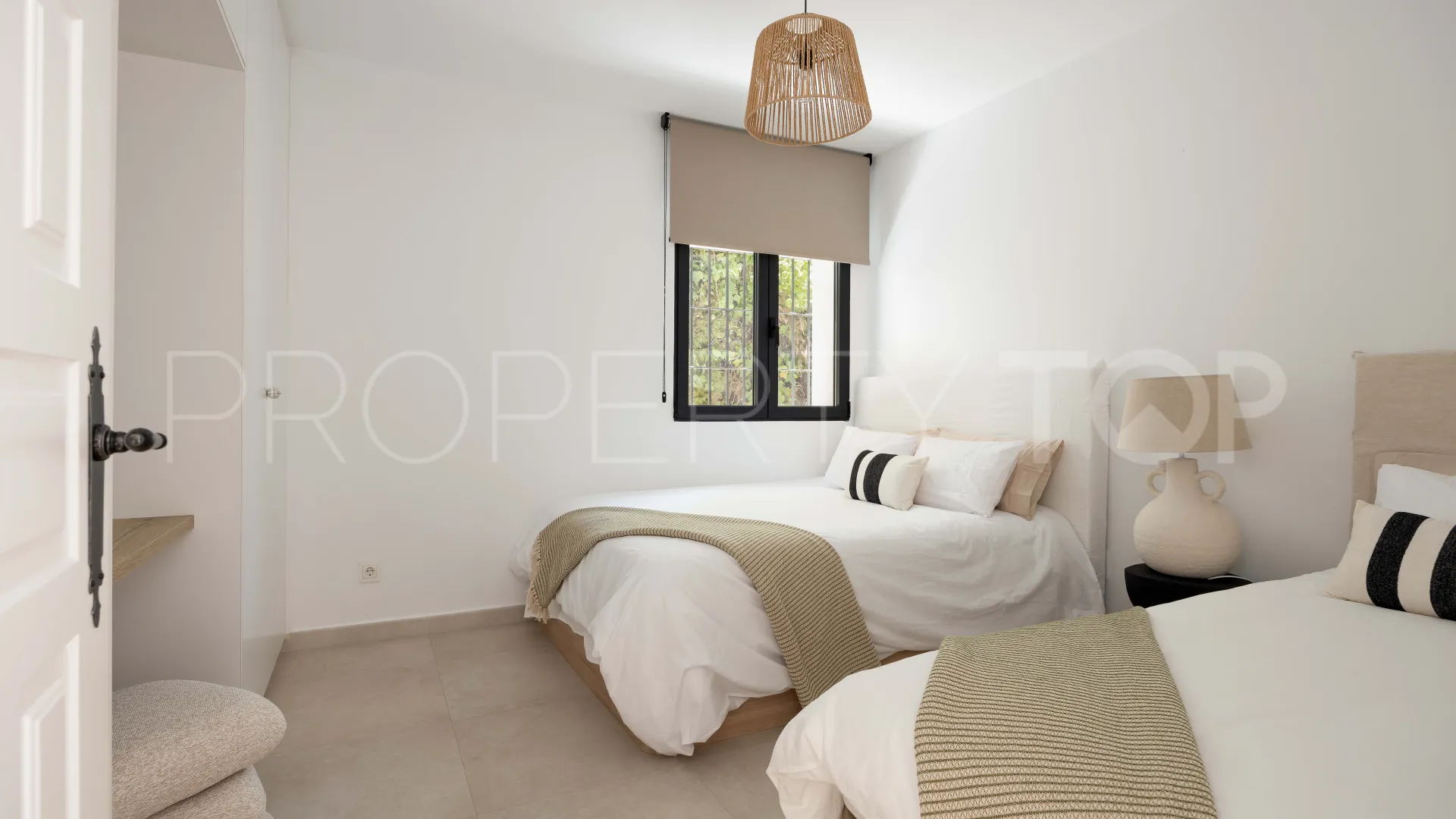 For sale villa in Altos del Paraiso