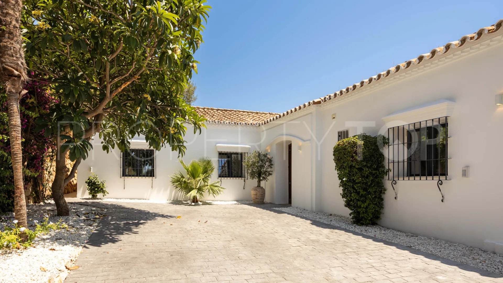 For sale villa in Altos del Paraiso