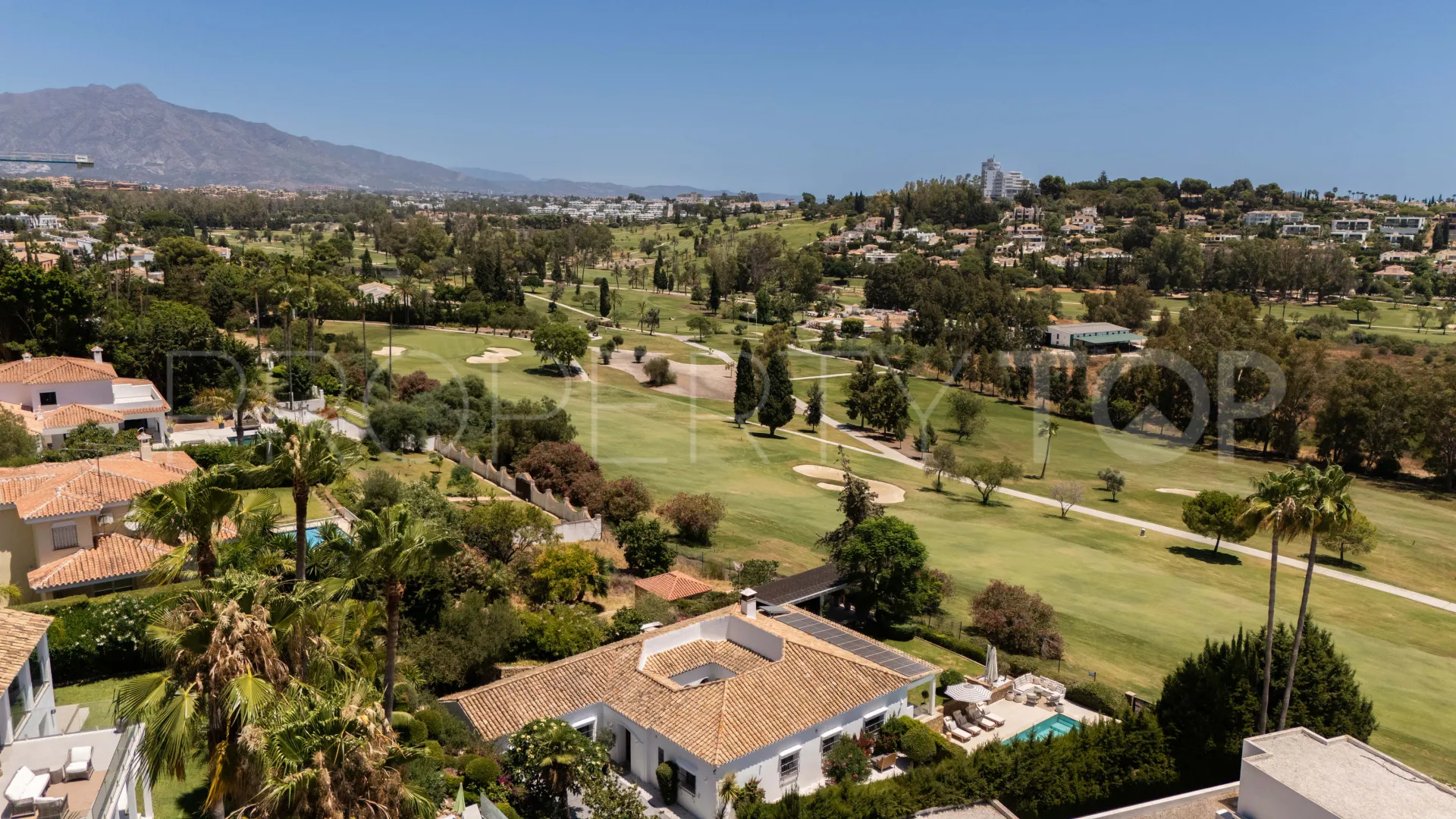 For sale villa in Altos del Paraiso