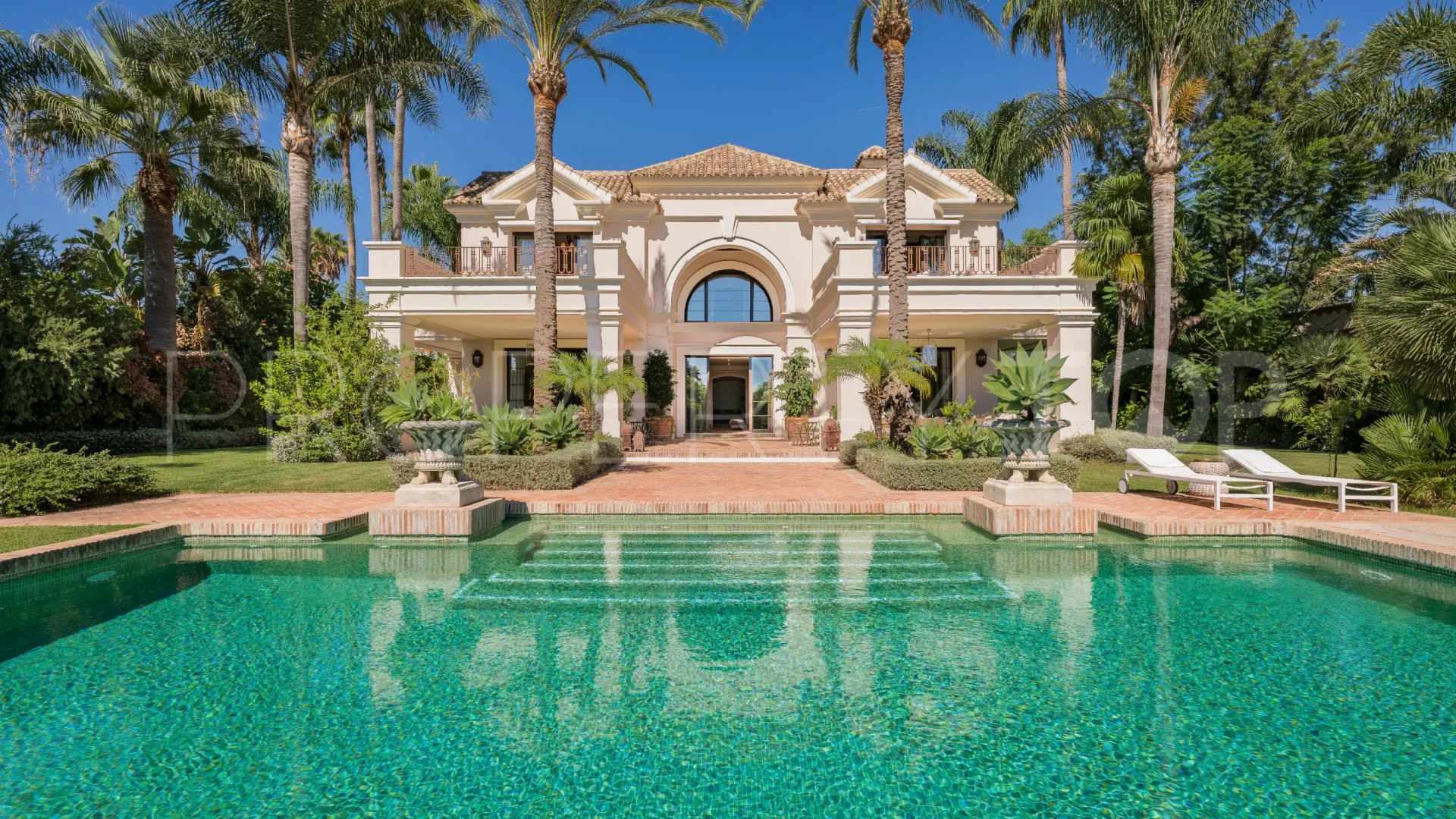 Villa for sale in Guadalmina Baja with 8 bedrooms