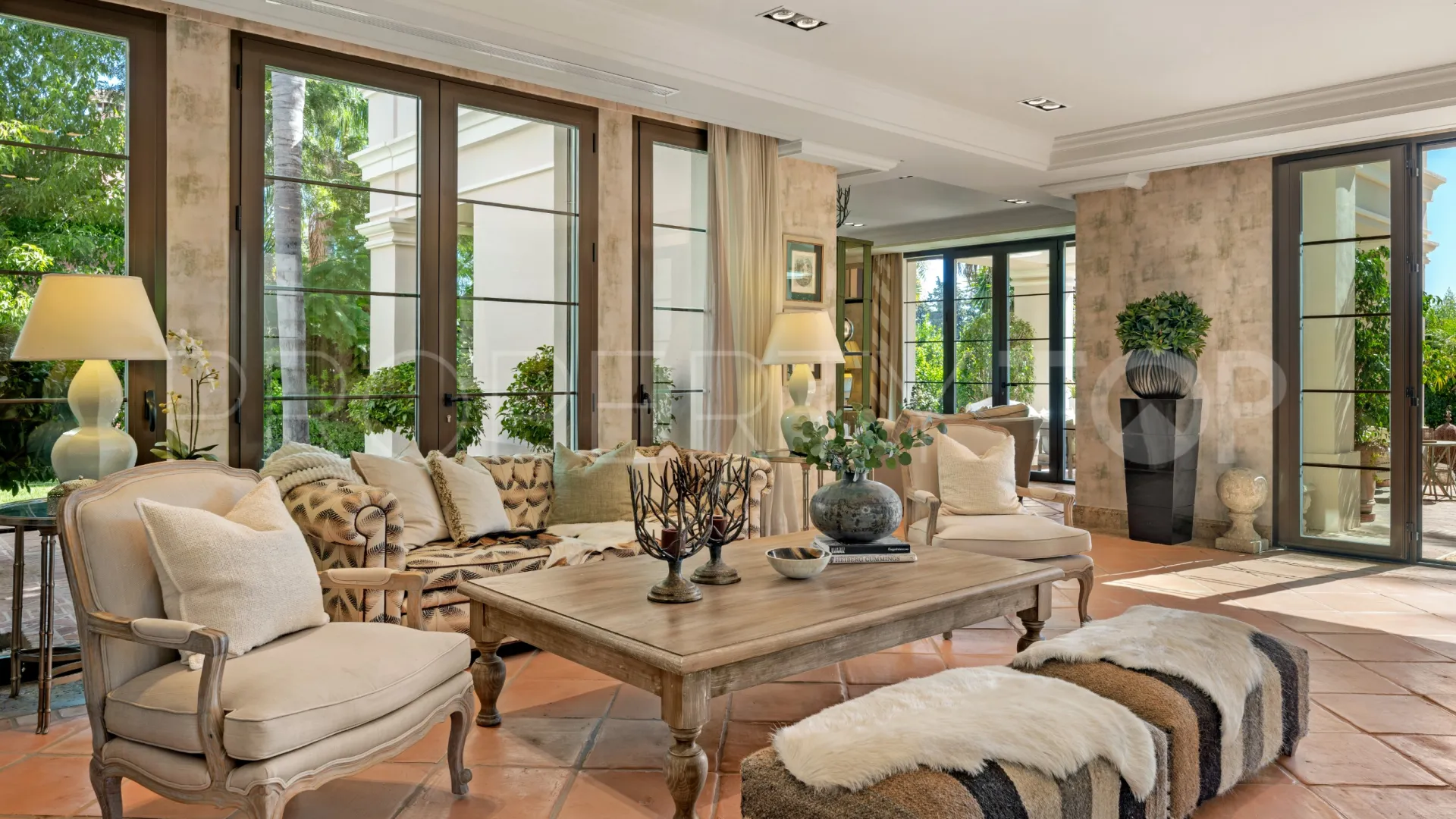 Villa for sale in Guadalmina Baja with 8 bedrooms