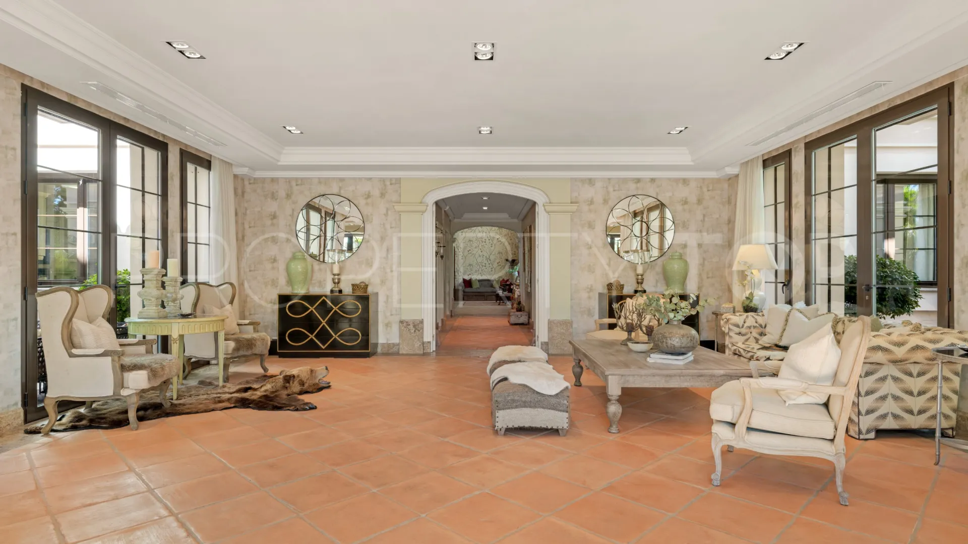 Villa for sale in Guadalmina Baja with 8 bedrooms