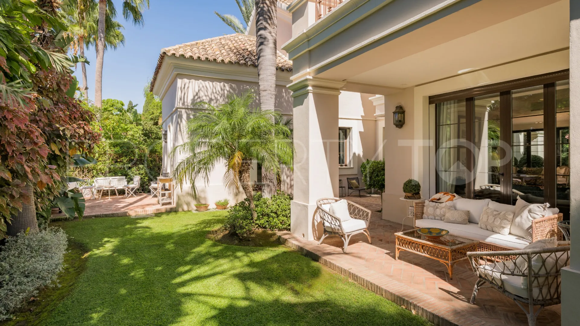 Villa for sale in Guadalmina Baja with 8 bedrooms