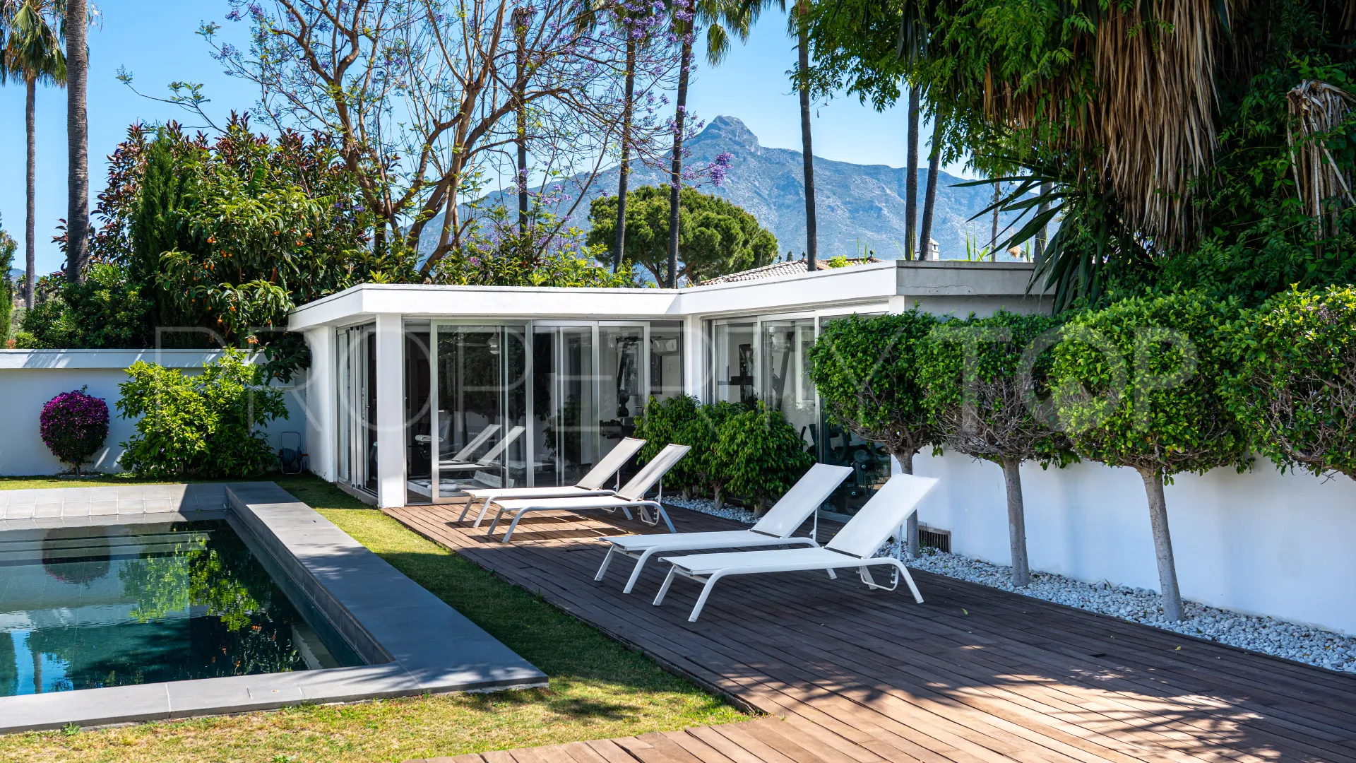 Villa for sale in Nueva Andalucia