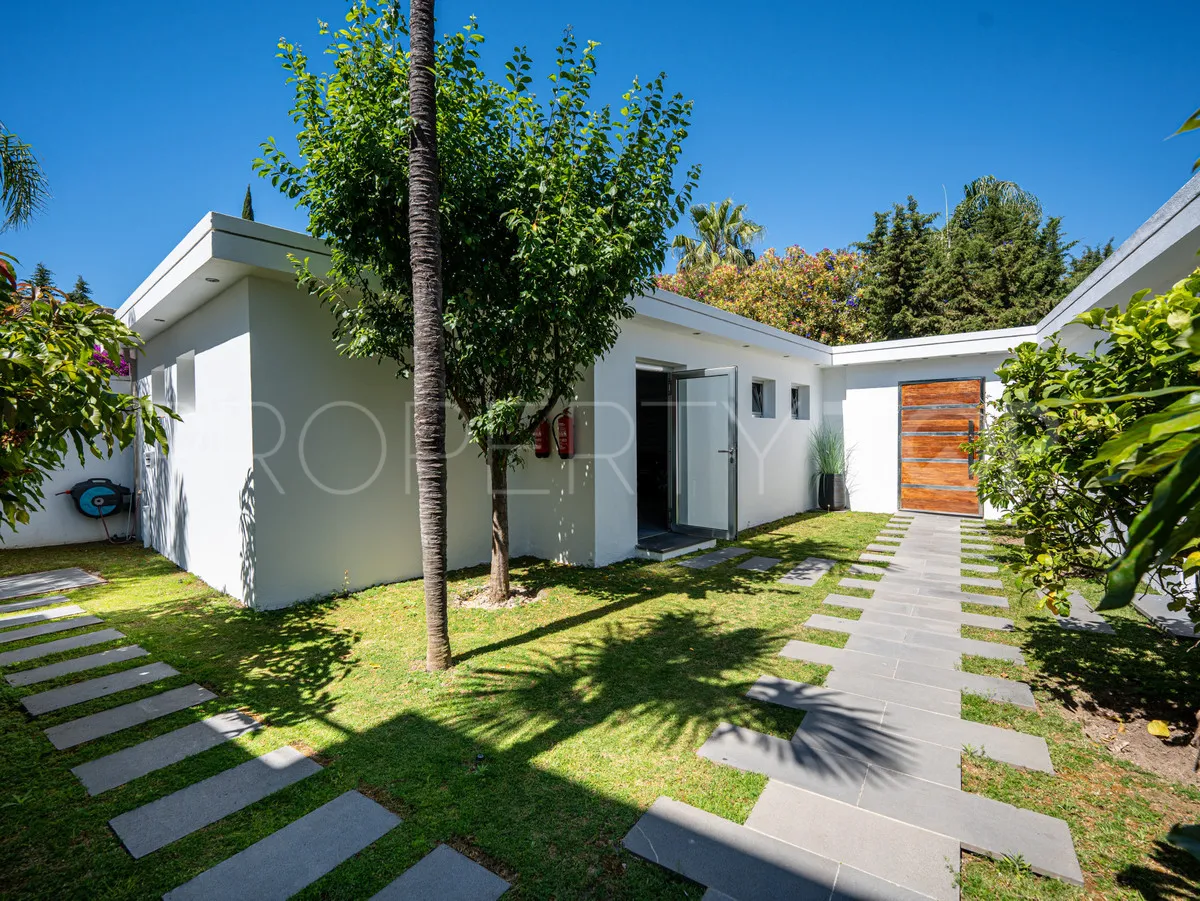 Villa for sale in Nueva Andalucia