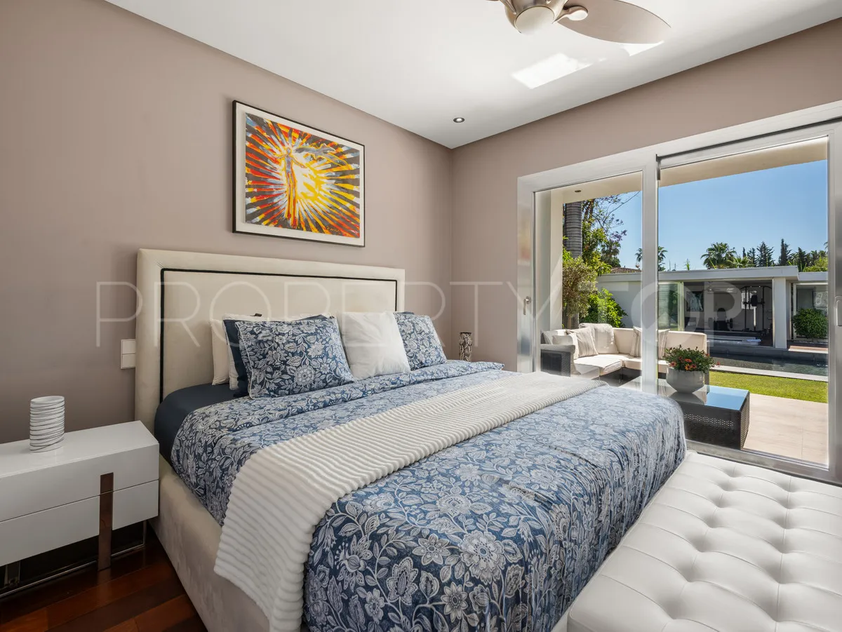 Villa for sale in Nueva Andalucia