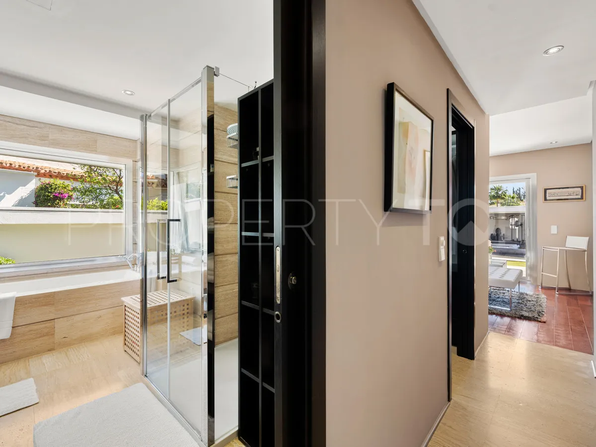 Villa for sale in Nueva Andalucia