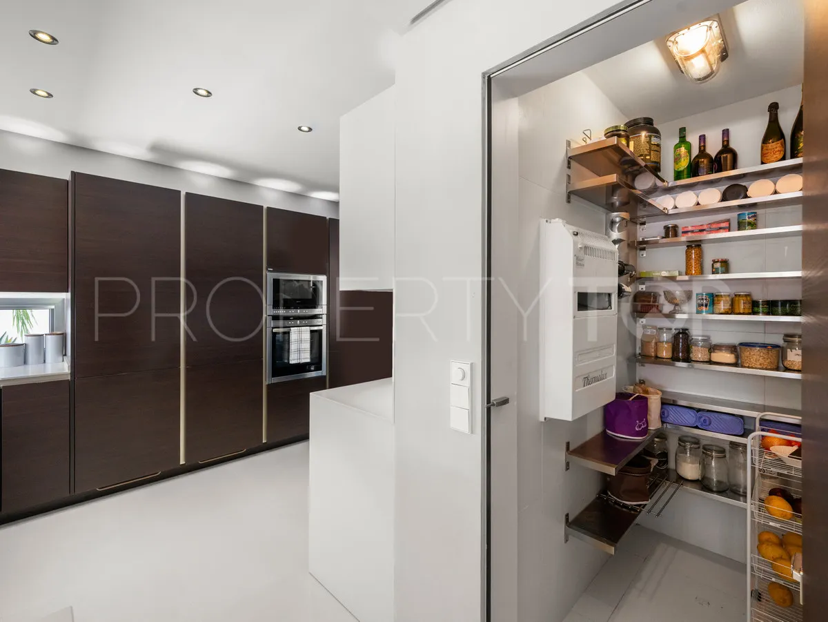 Villa for sale in Nueva Andalucia