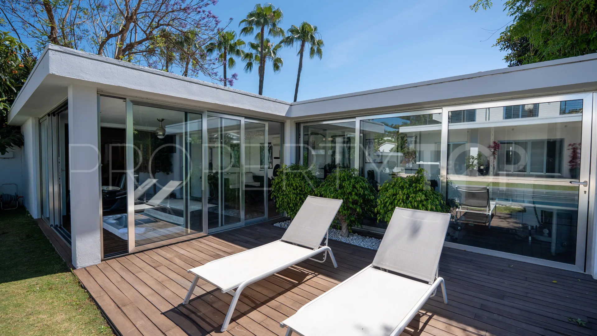 Villa for sale in Nueva Andalucia