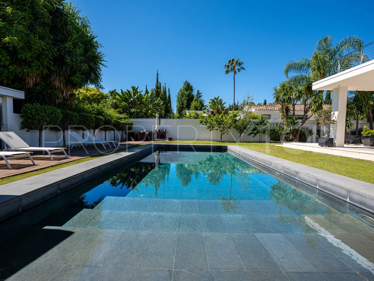 Villa for sale in Nueva Andalucia