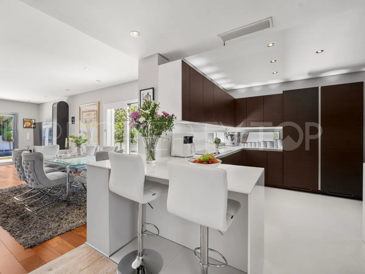 Villa for sale in Nueva Andalucia