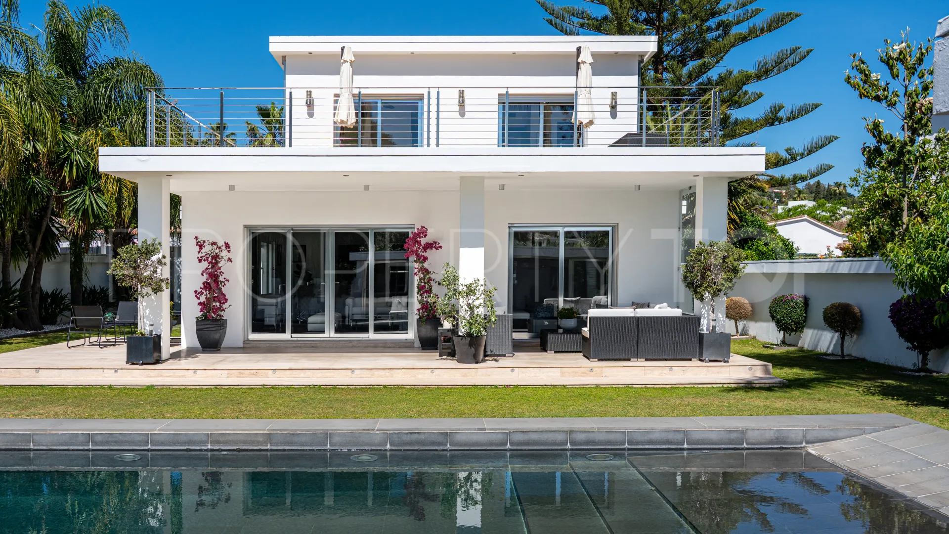 Villa for sale in Nueva Andalucia