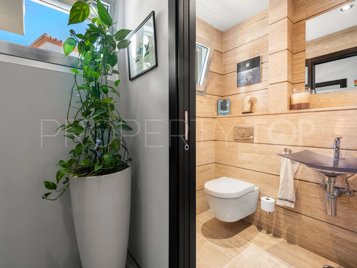 Villa for sale in Nueva Andalucia
