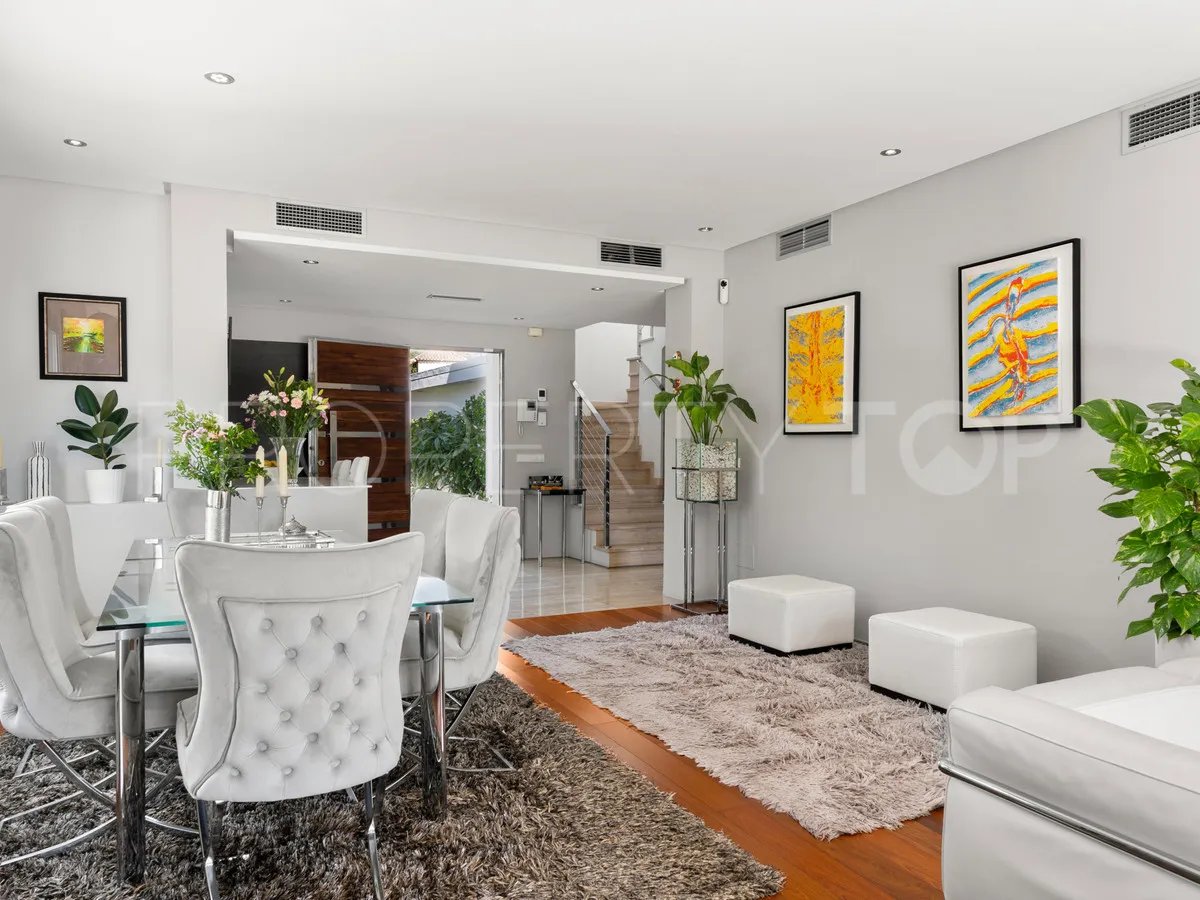Villa for sale in Nueva Andalucia