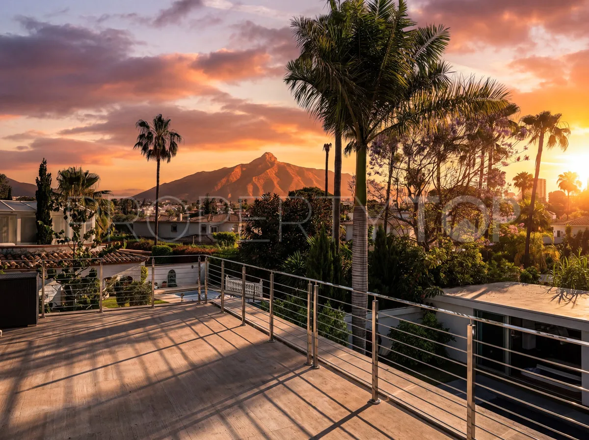 Villa for sale in Nueva Andalucia