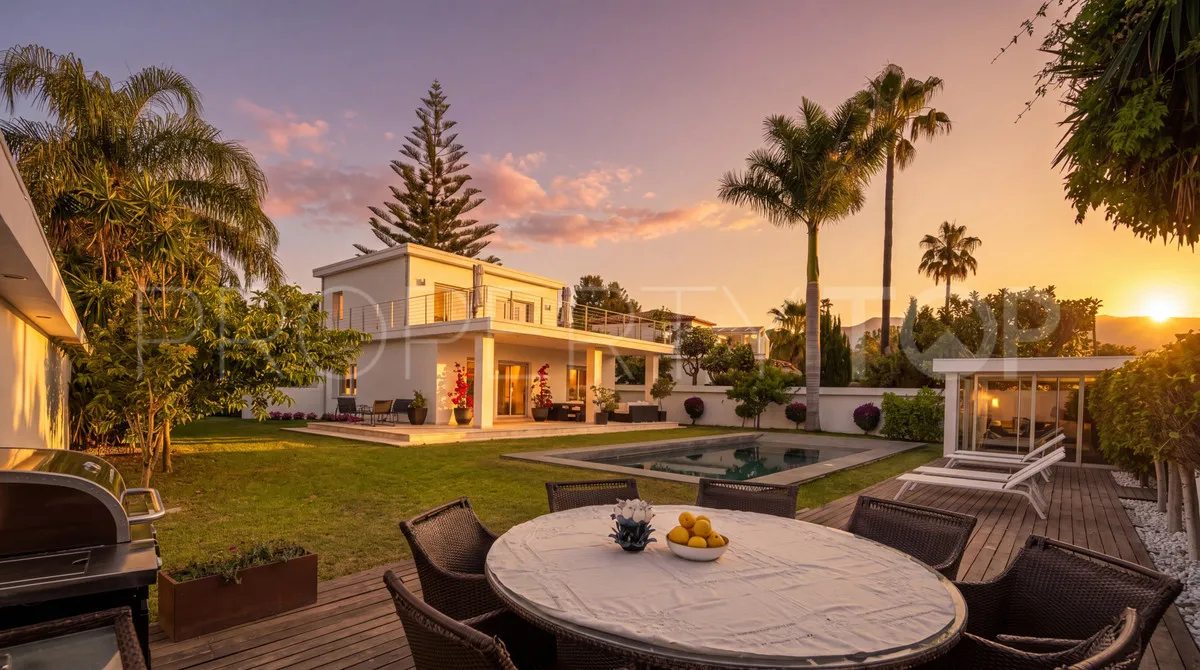 Villa for sale in Nueva Andalucia