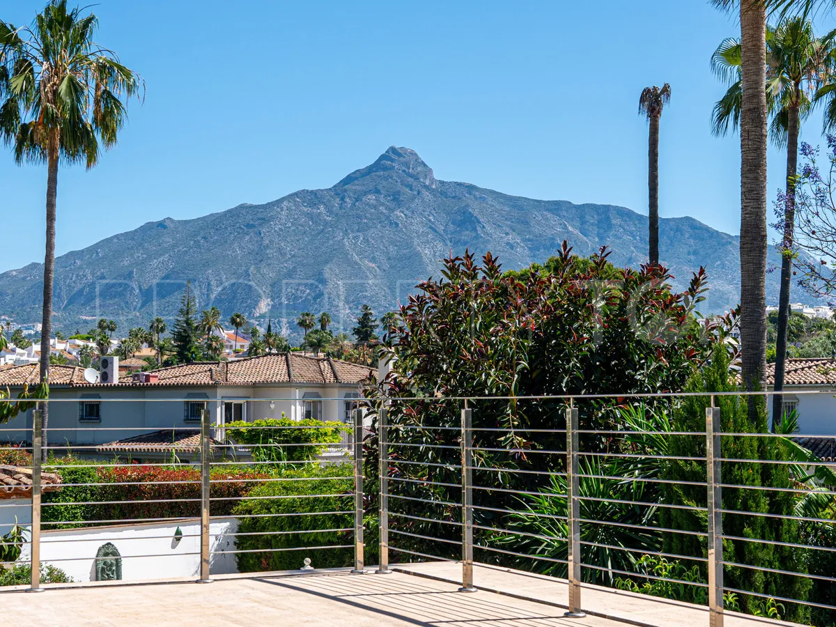 Villa for sale in Nueva Andalucia