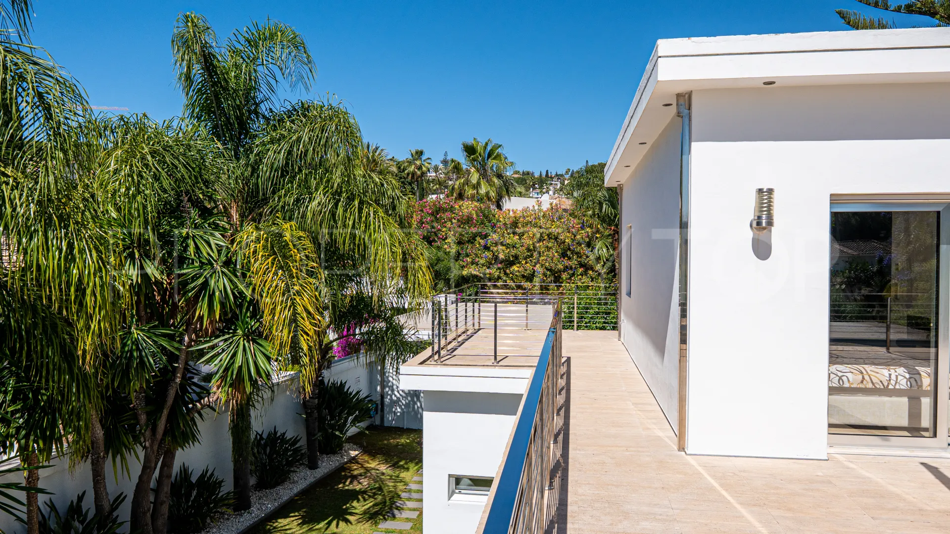 Villa for sale in Nueva Andalucia