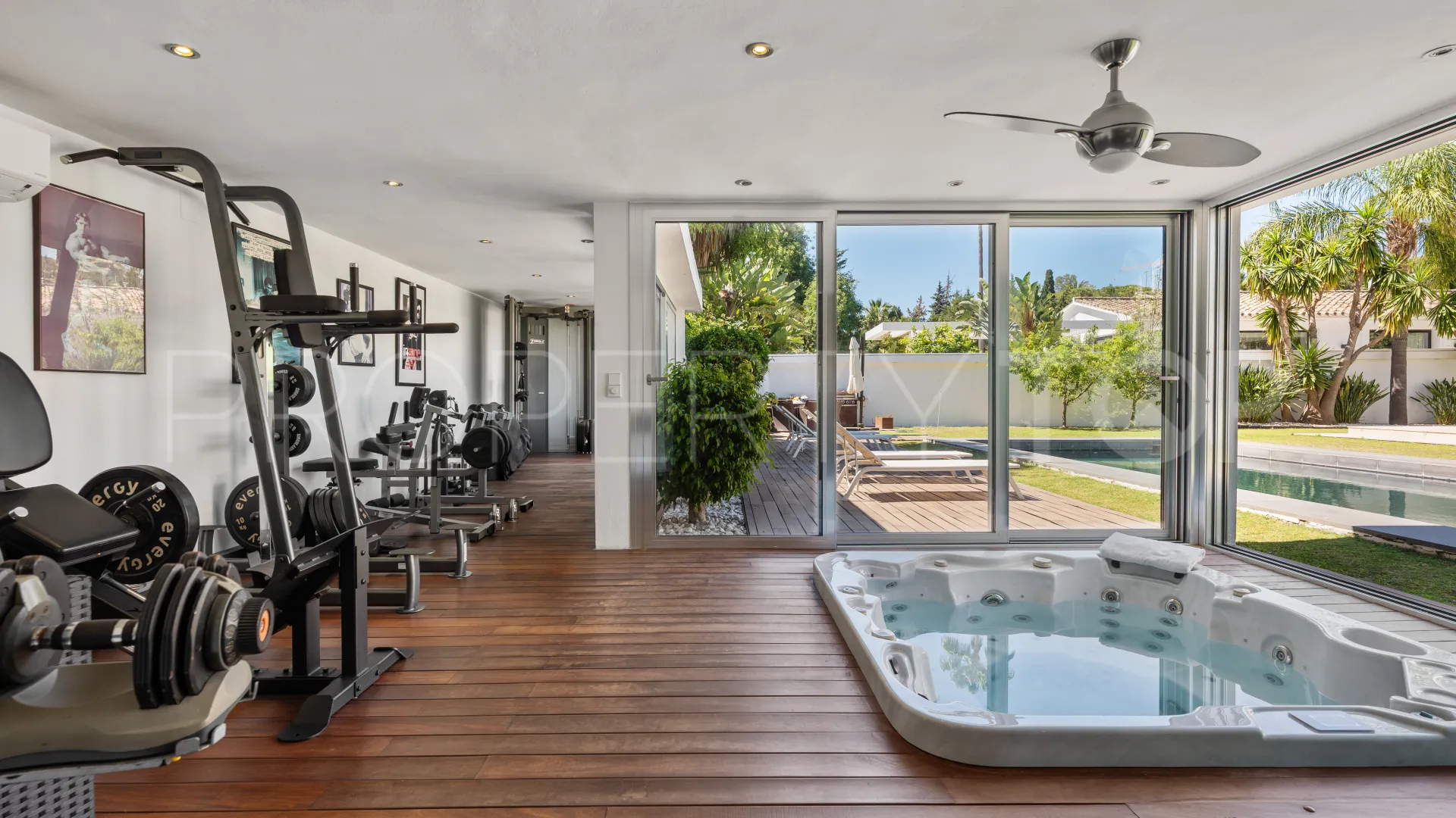 Villa for sale in Nueva Andalucia