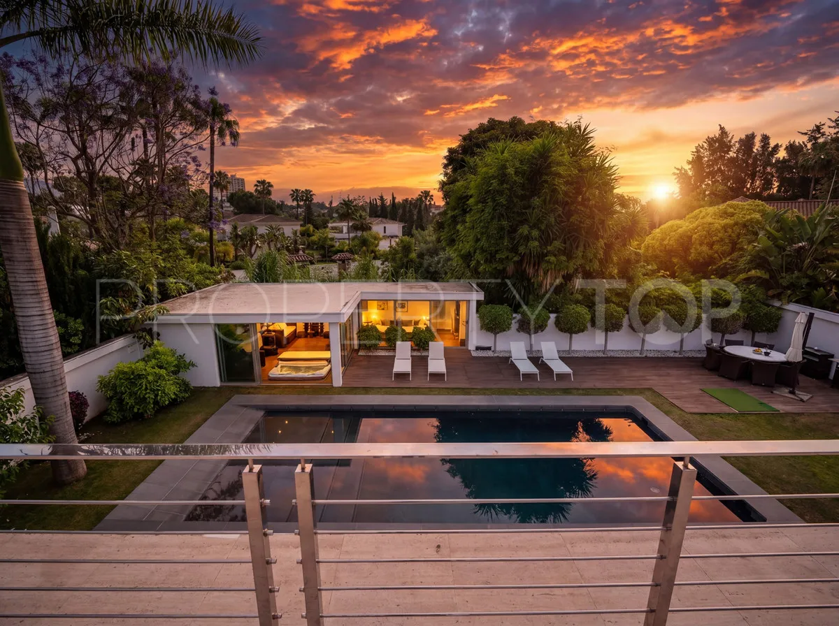 Villa for sale in Nueva Andalucia