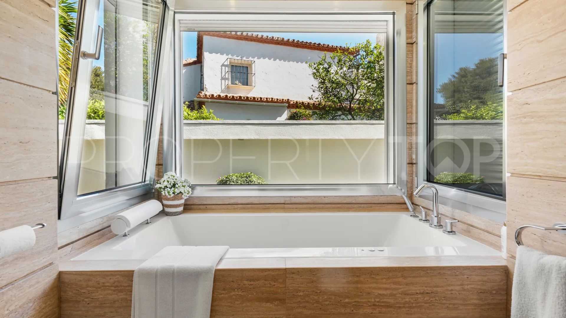Villa for sale in Nueva Andalucia