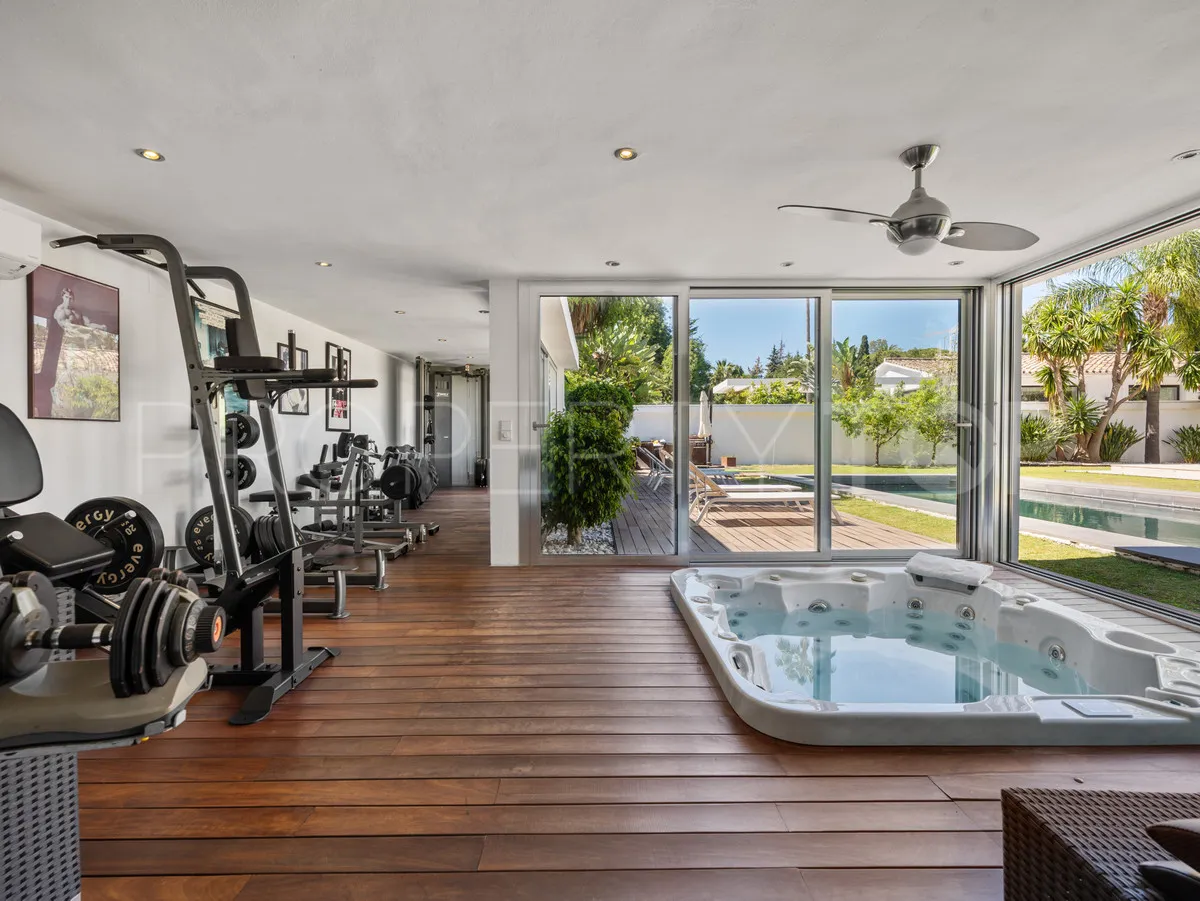 Villa for sale in Nueva Andalucia