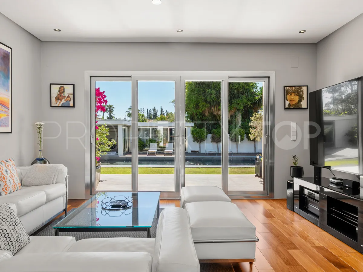 Villa for sale in Nueva Andalucia