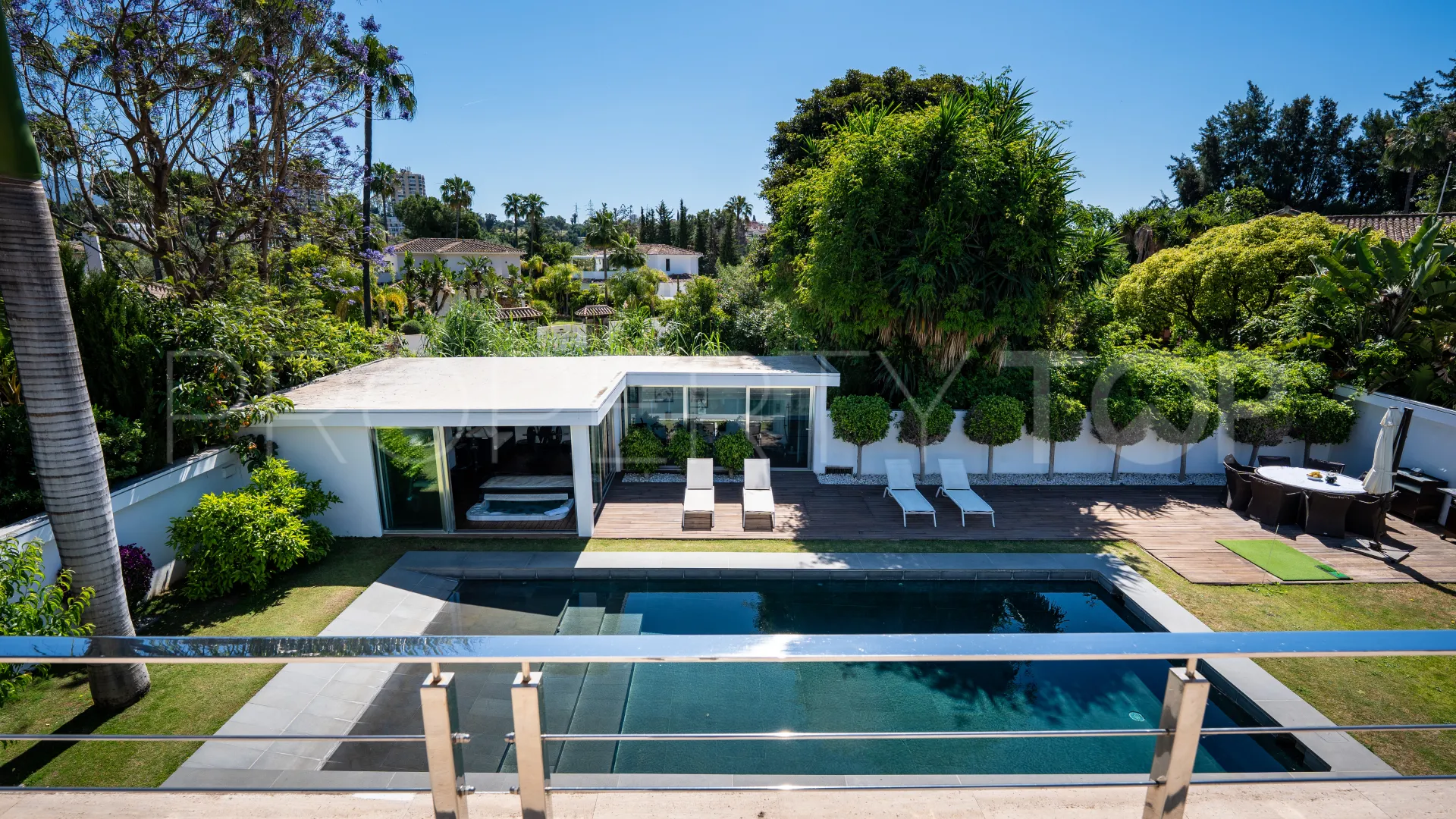 Villa for sale in Nueva Andalucia